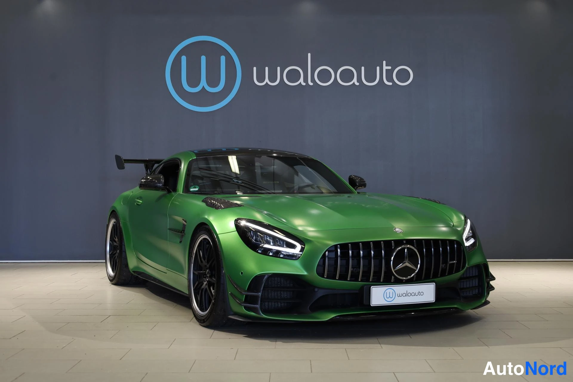 Vihreä Mercedes-Benz AMG GT R 2016, etuviisto, keula oikealle, kuva 2