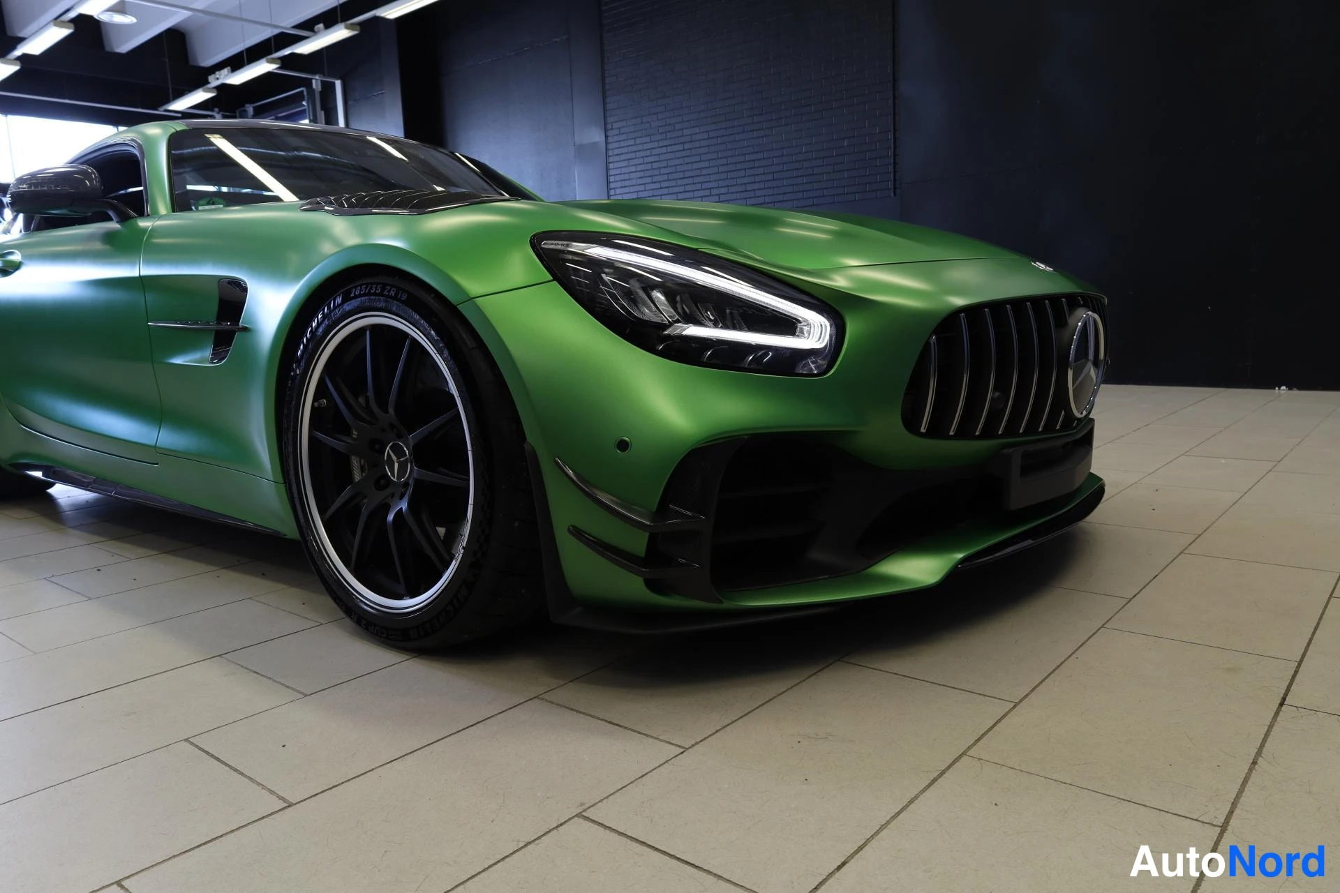 Vihreä Mercedes-Benz AMG GT R 2016, etuviisto, keula oikealle, kuva 3