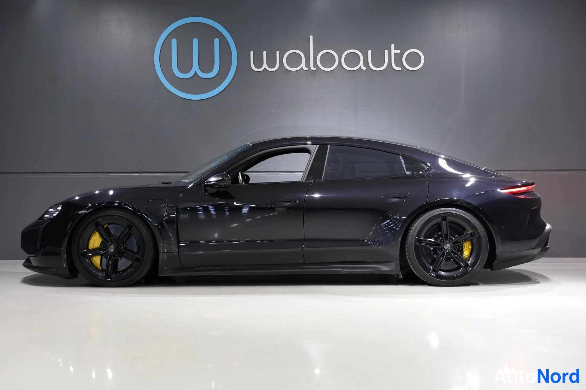 Musta Porsche Taycan 2024, takaviisto, kuva 6