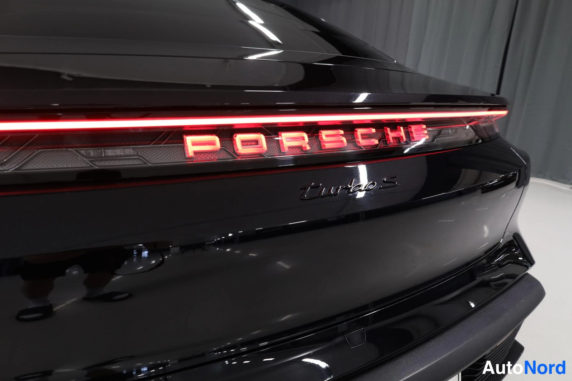Musta Porsche Taycan 2024, yksityiskohta, kuva 24
