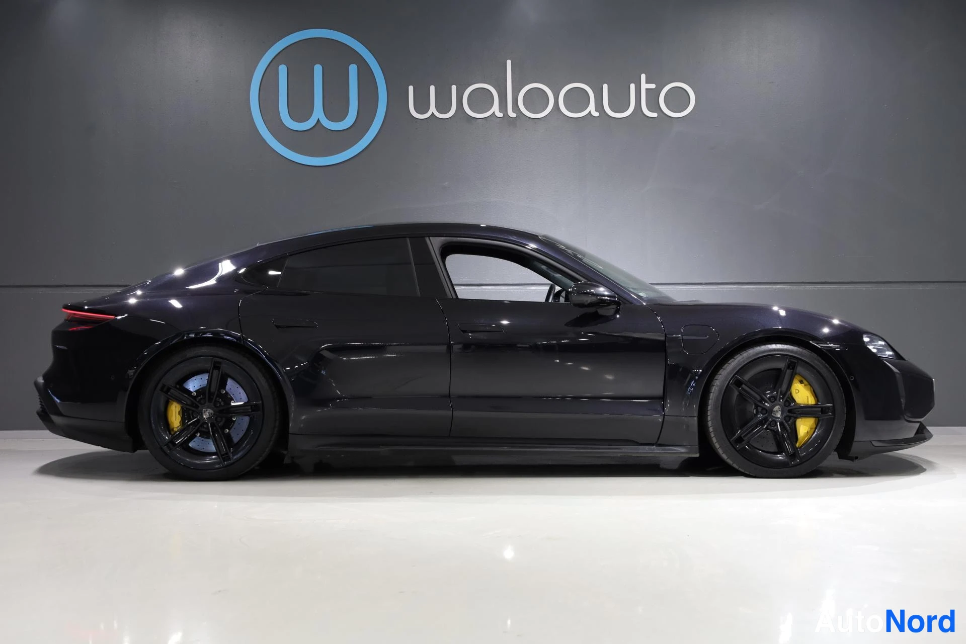 Musta Porsche Taycan 2024, sivulta, kuva 5