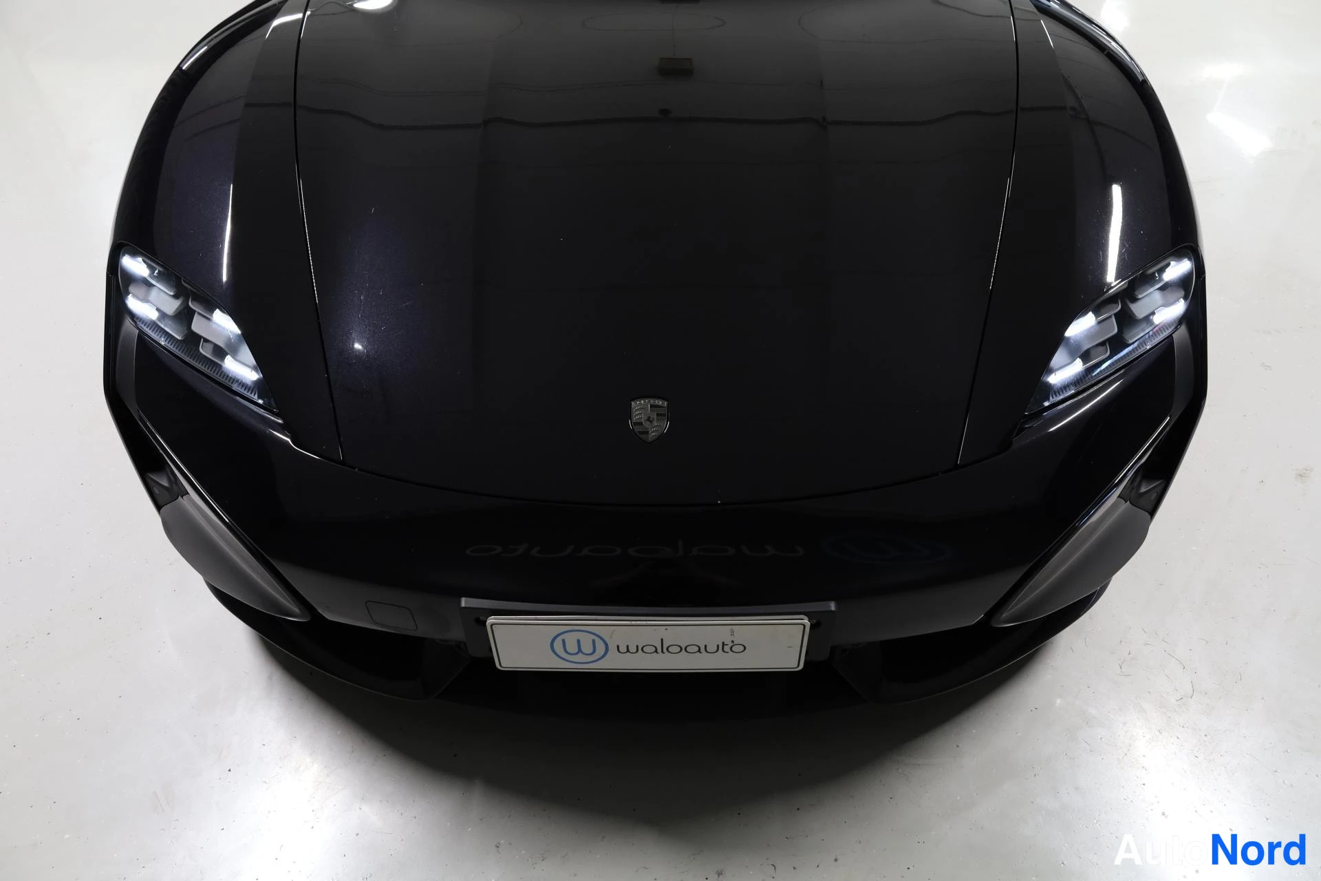Musta Porsche Taycan 2024, edestä, kuva 4