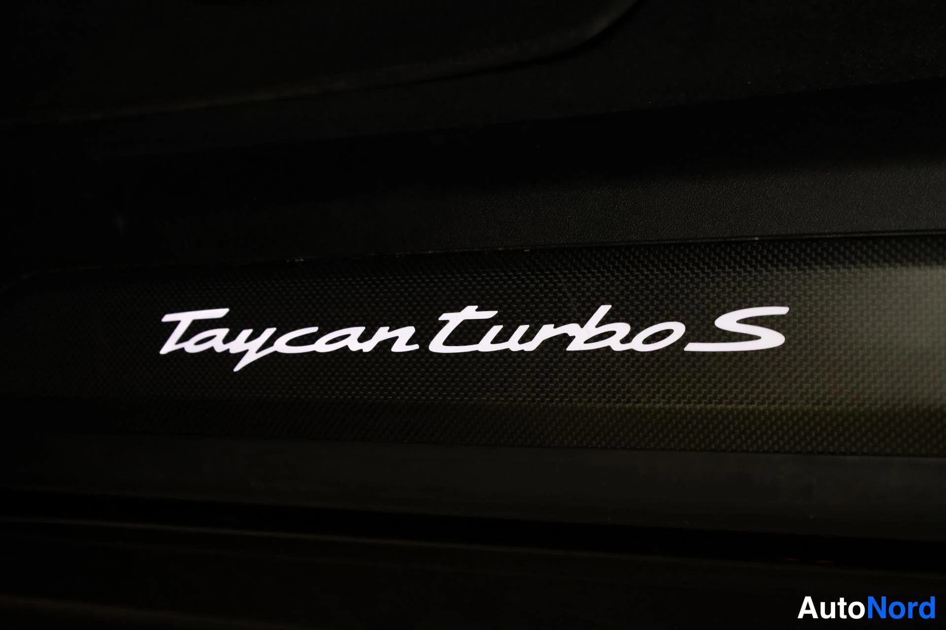 Musta Porsche Taycan 2024, yksityiskohta, kuva 29
