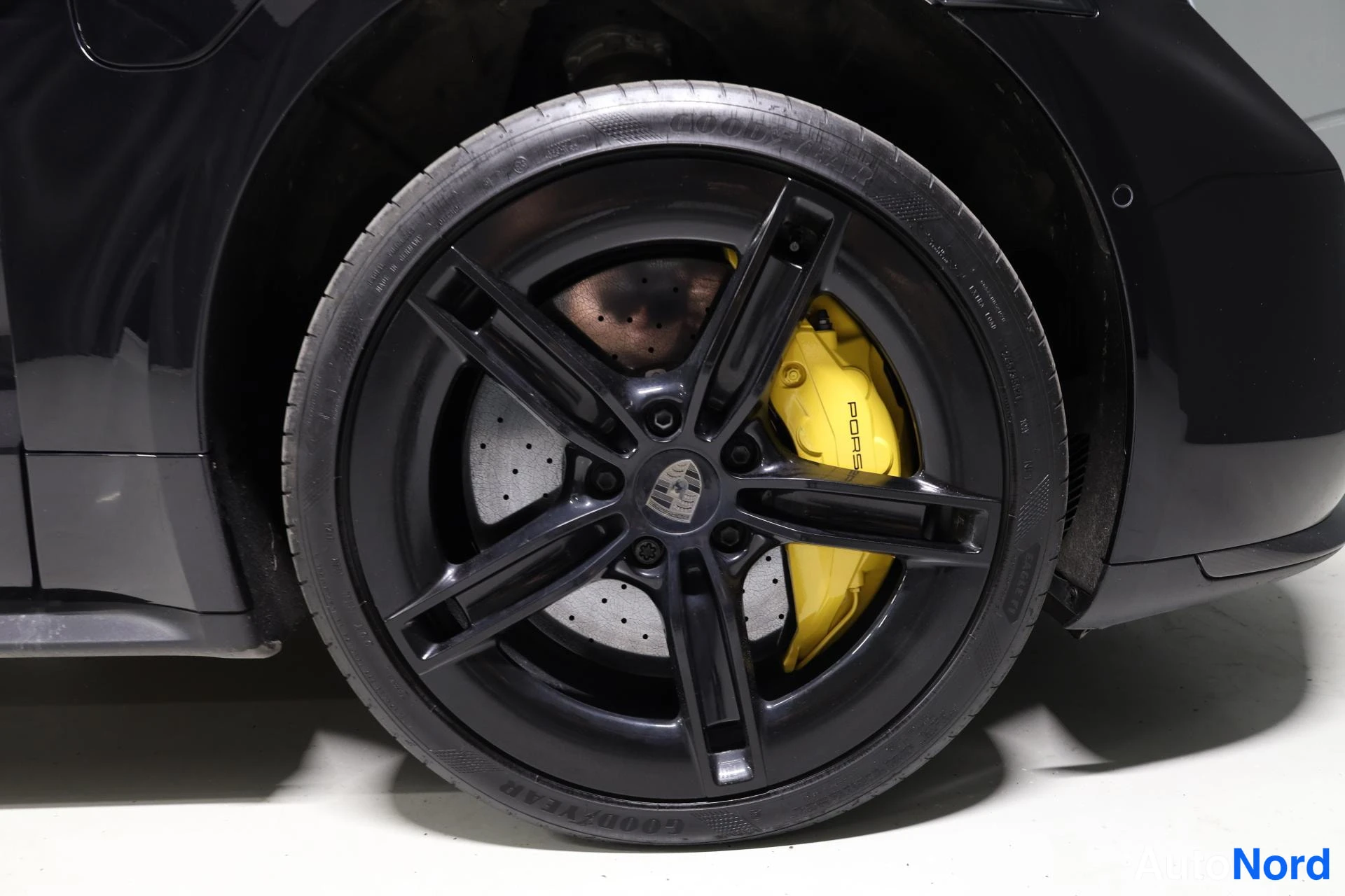 Musta Porsche Taycan 2024, yksityiskohta, kuva 27