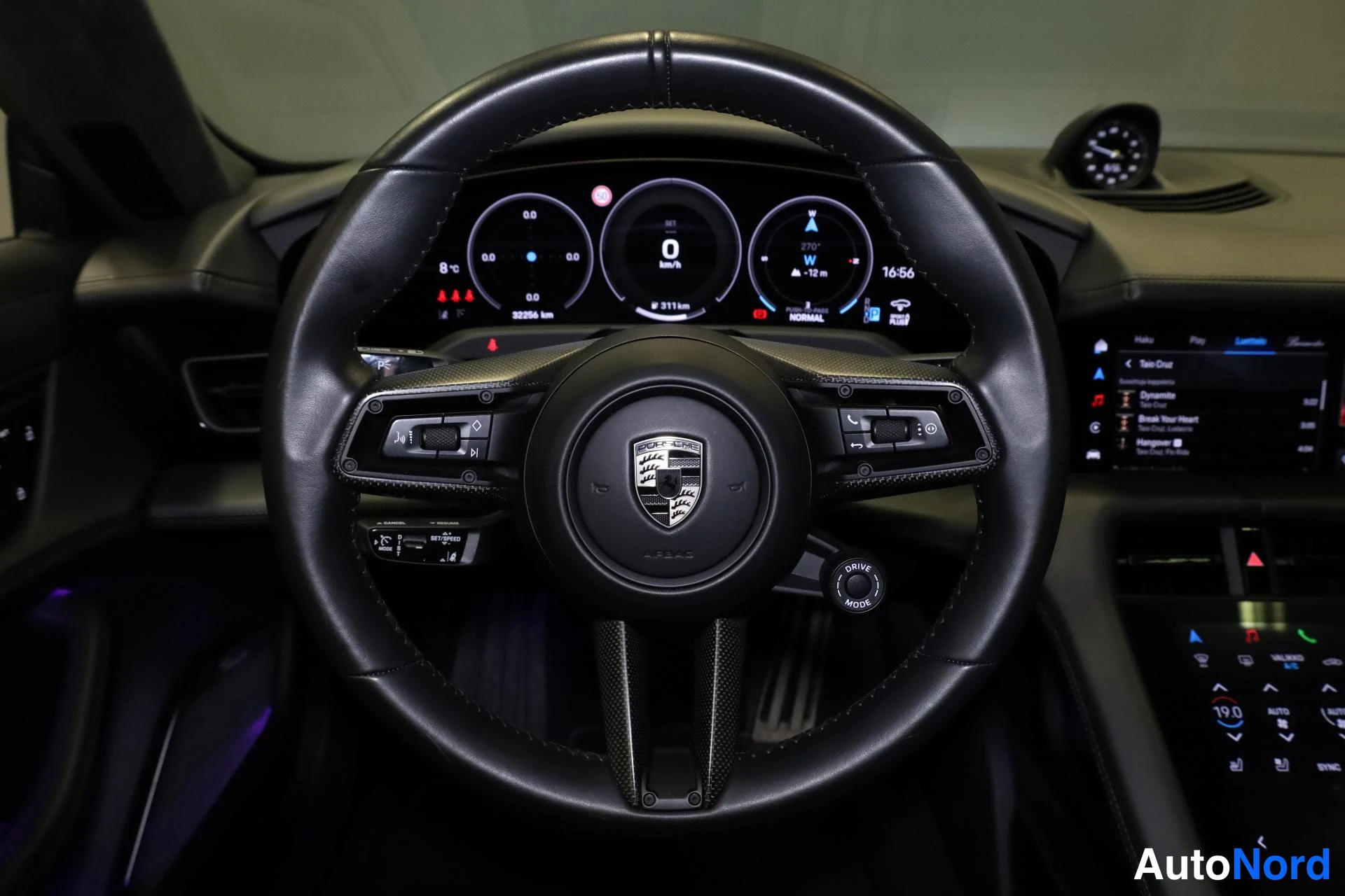 Musta Porsche Taycan 2024, ohjaamo, kuva 12