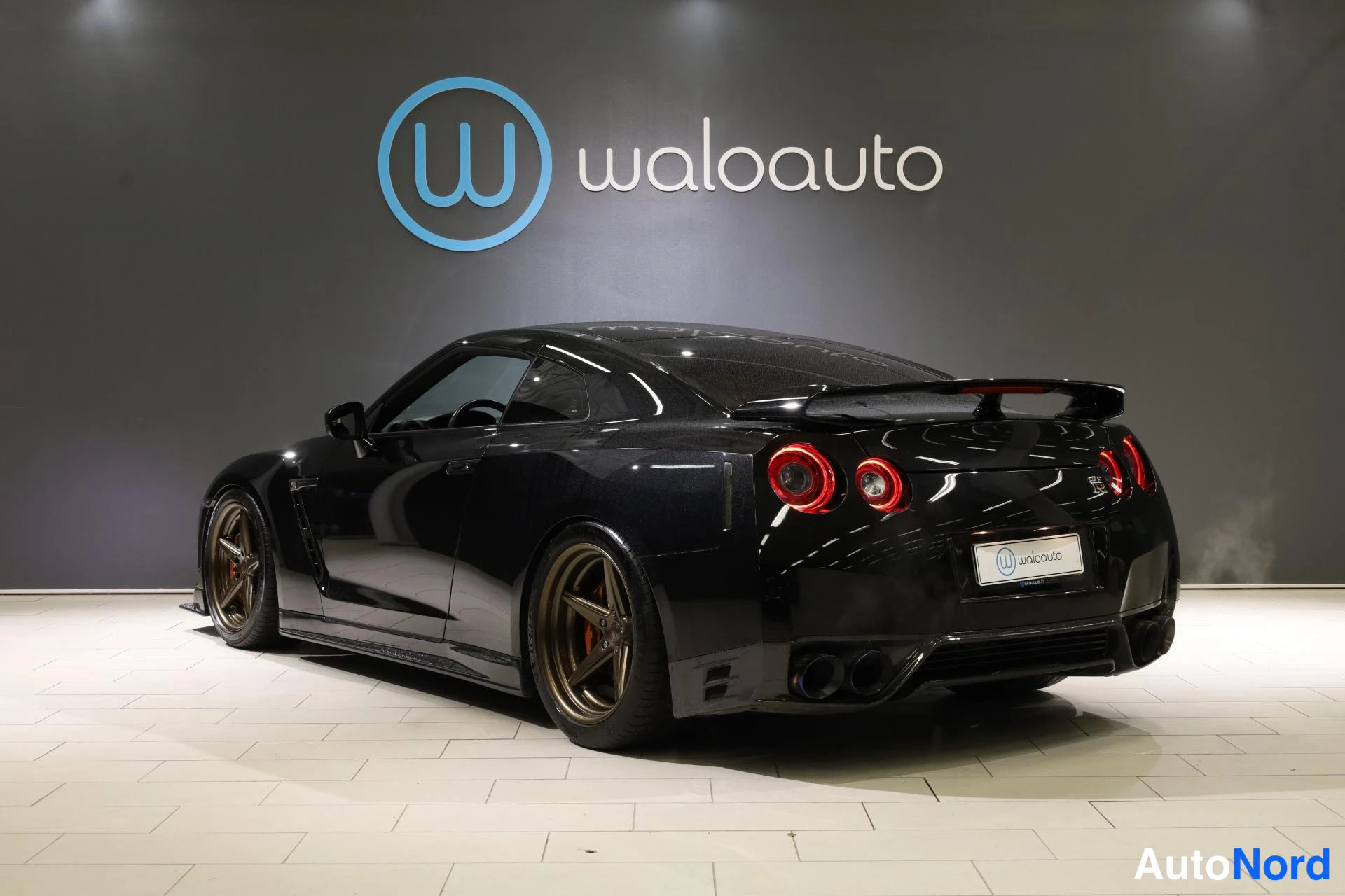 Svart Nissan GT-R 2016, snett bakifrån, bild 6