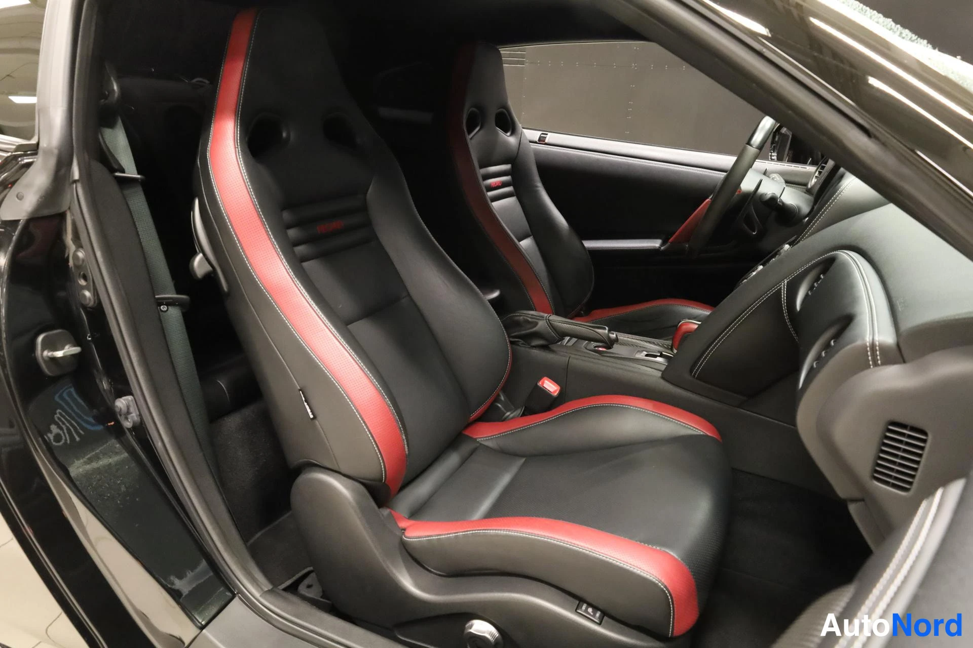 Svart Nissan GT-R 2016, framsäten, bild 14