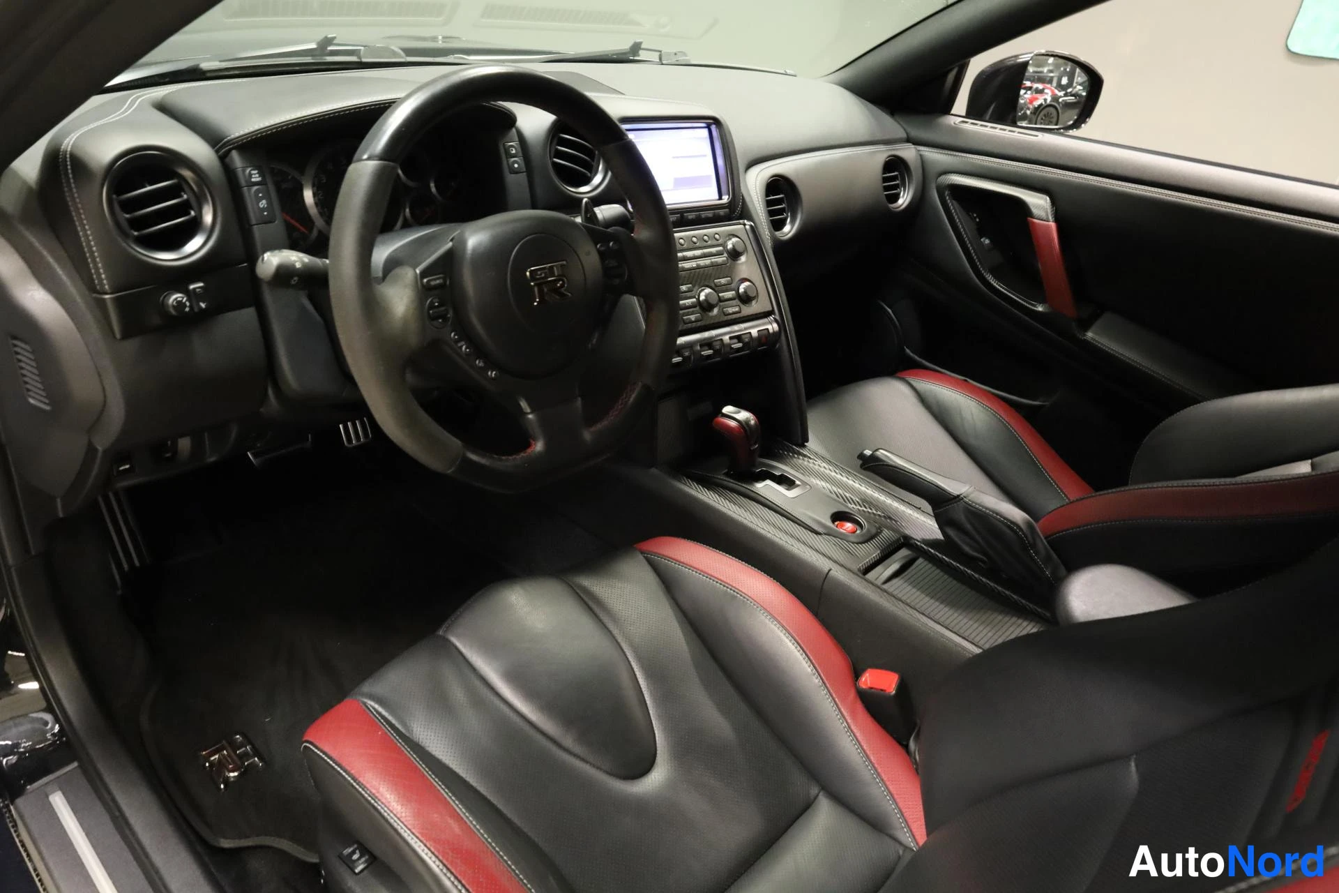 Svart Nissan GT-R 2016, förarplats, bild 11