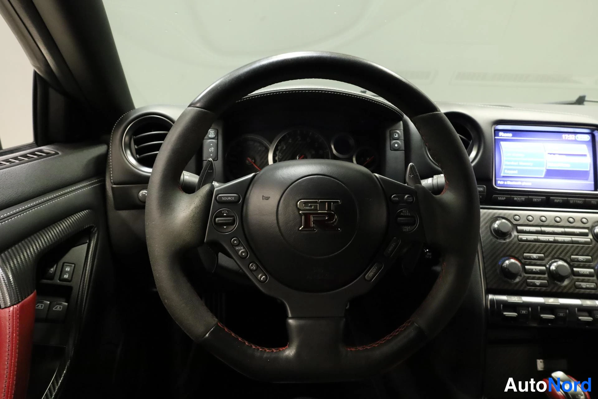 Svart Nissan GT-R 2016, förarplats, bild 12