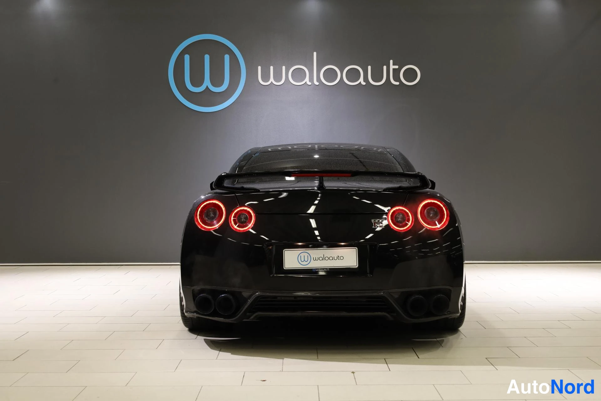 Svart Nissan GT-R 2016, bakifrån, bild 9