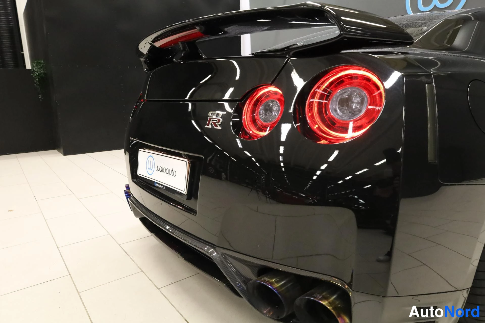 Svart Nissan GT-R 2016, snett bakifrån, bild 8
