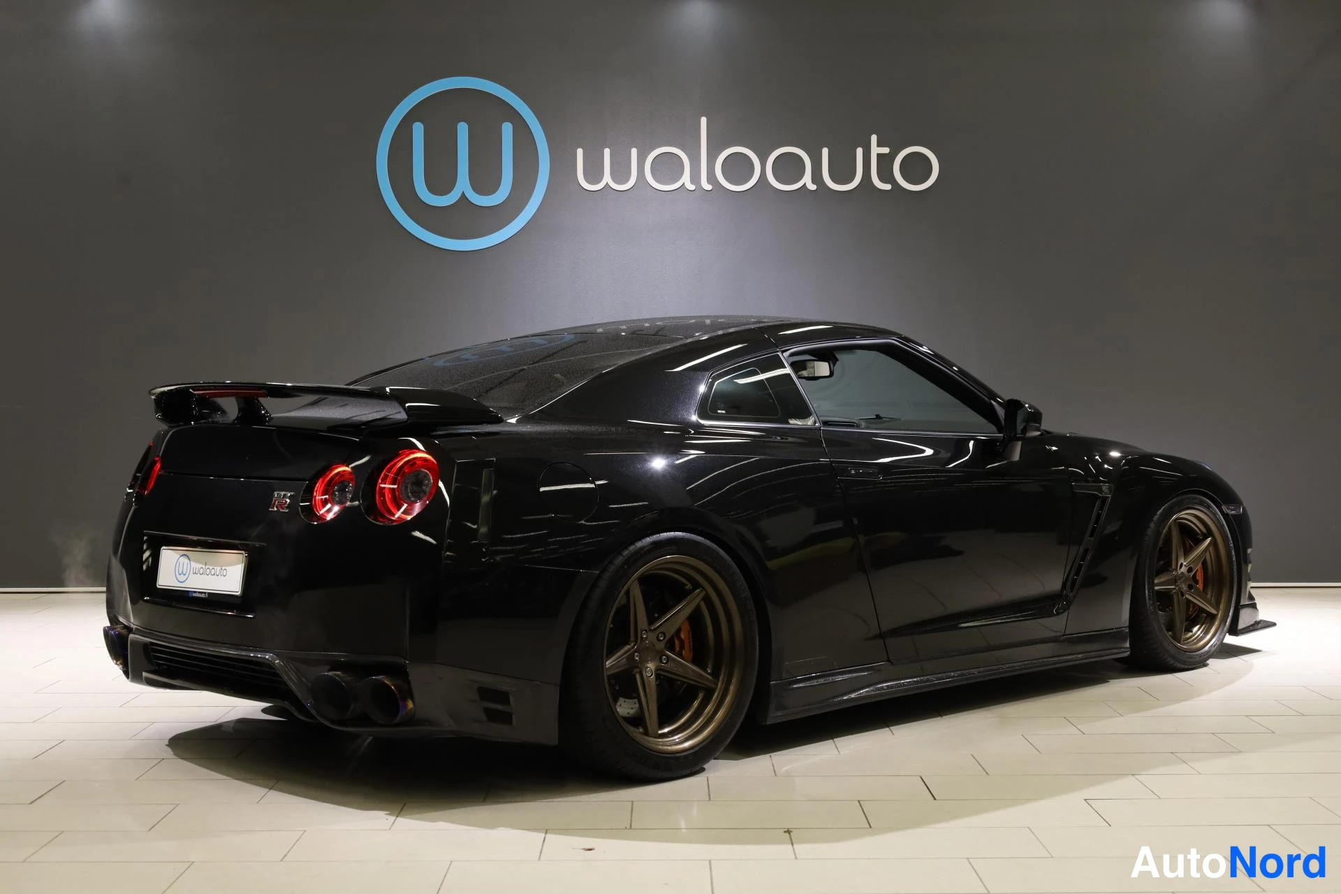 Svart Nissan GT-R 2016, snett bakifrån, bild 7