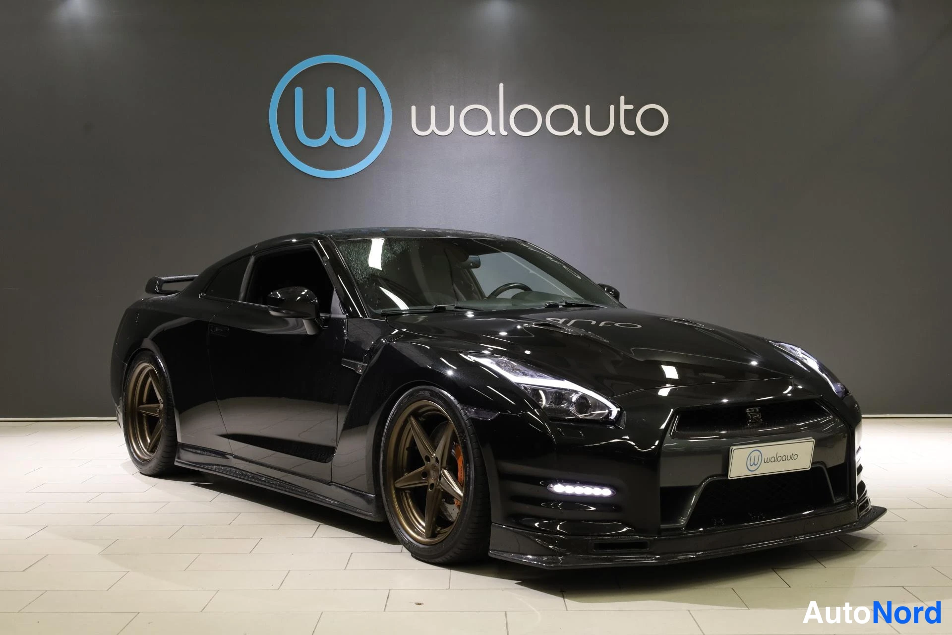 Svart Nissan GT-R 2016, snett framifrån, fronten åt höger, bild 2