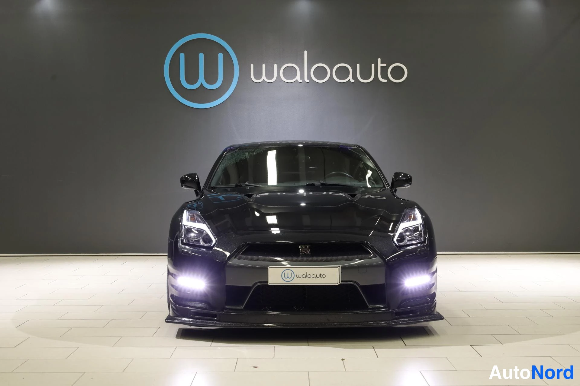 Svart Nissan GT-R 2016, framifrån, bild 3