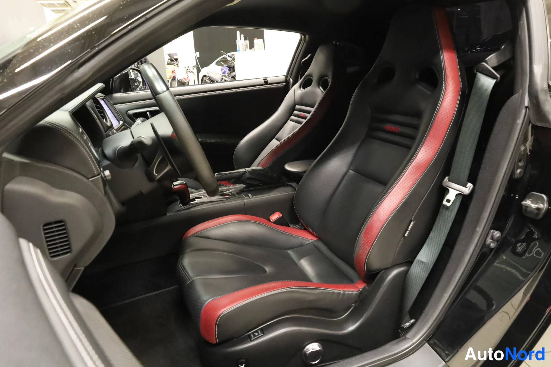 Svart Nissan GT-R 2016, framsäten, bild 13