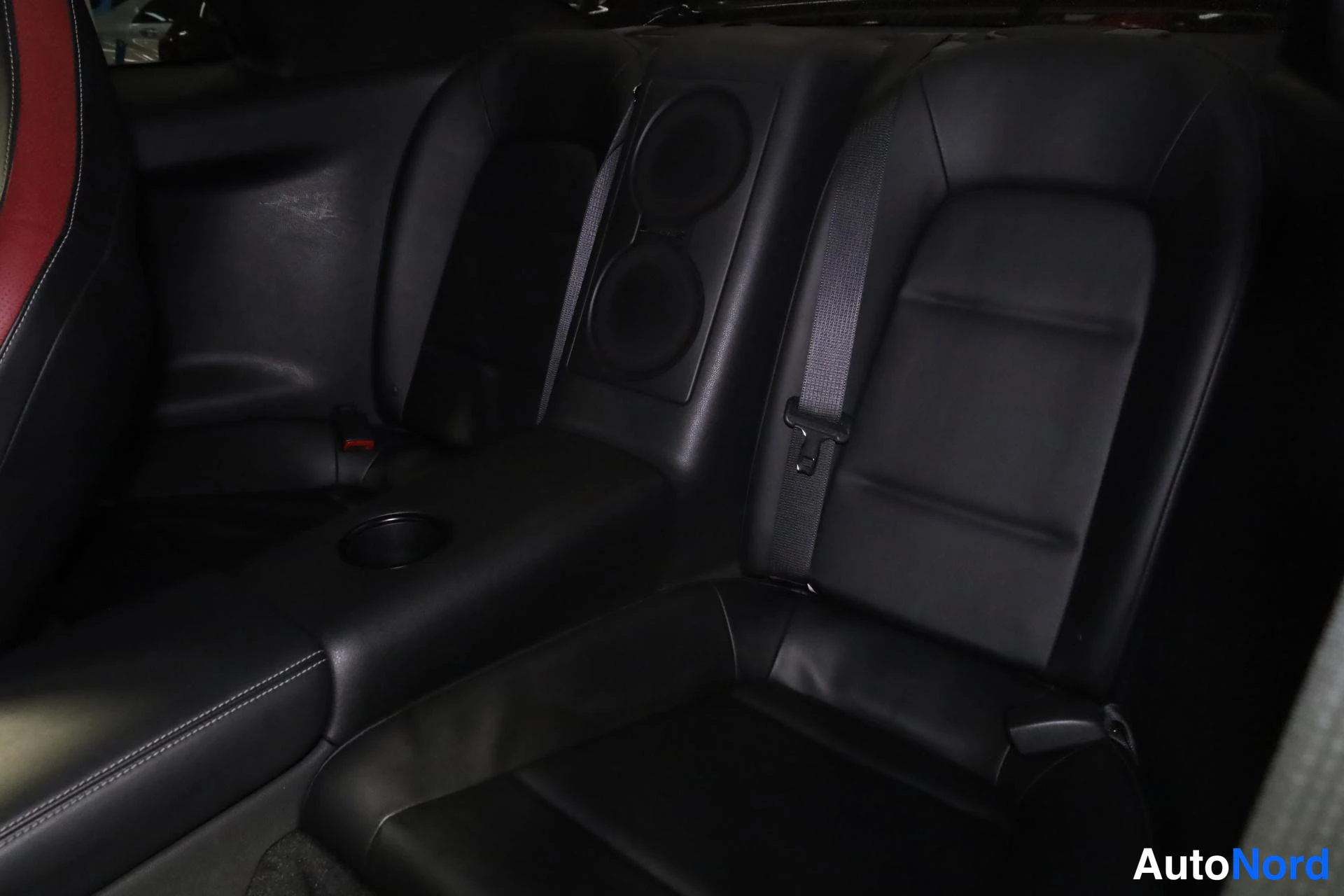 Svart Nissan GT-R 2016, baksäten, bild 15