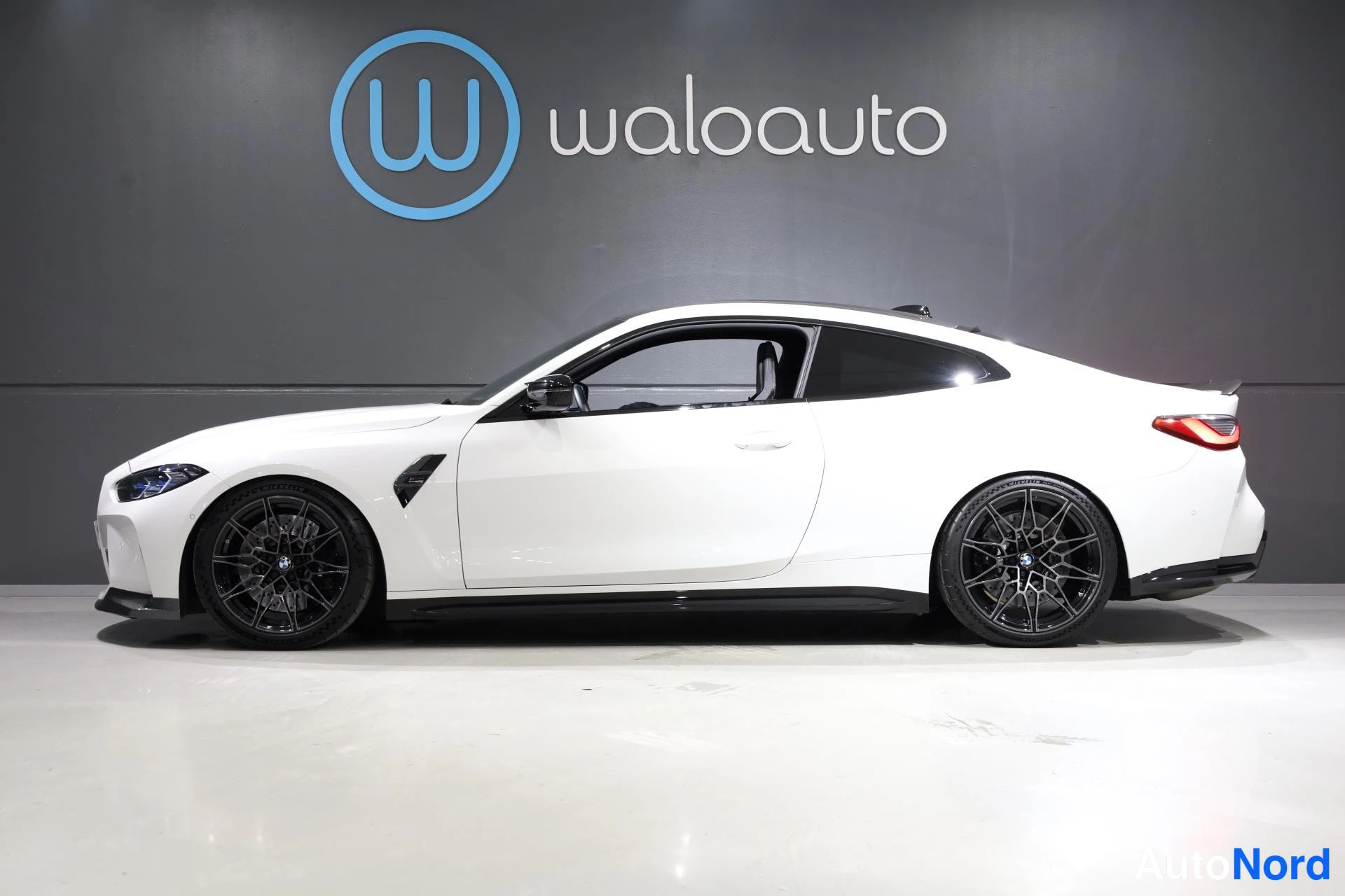 Valkoinen BMW M4 2021, etuviisto, keula vasemmalle, kuva 2