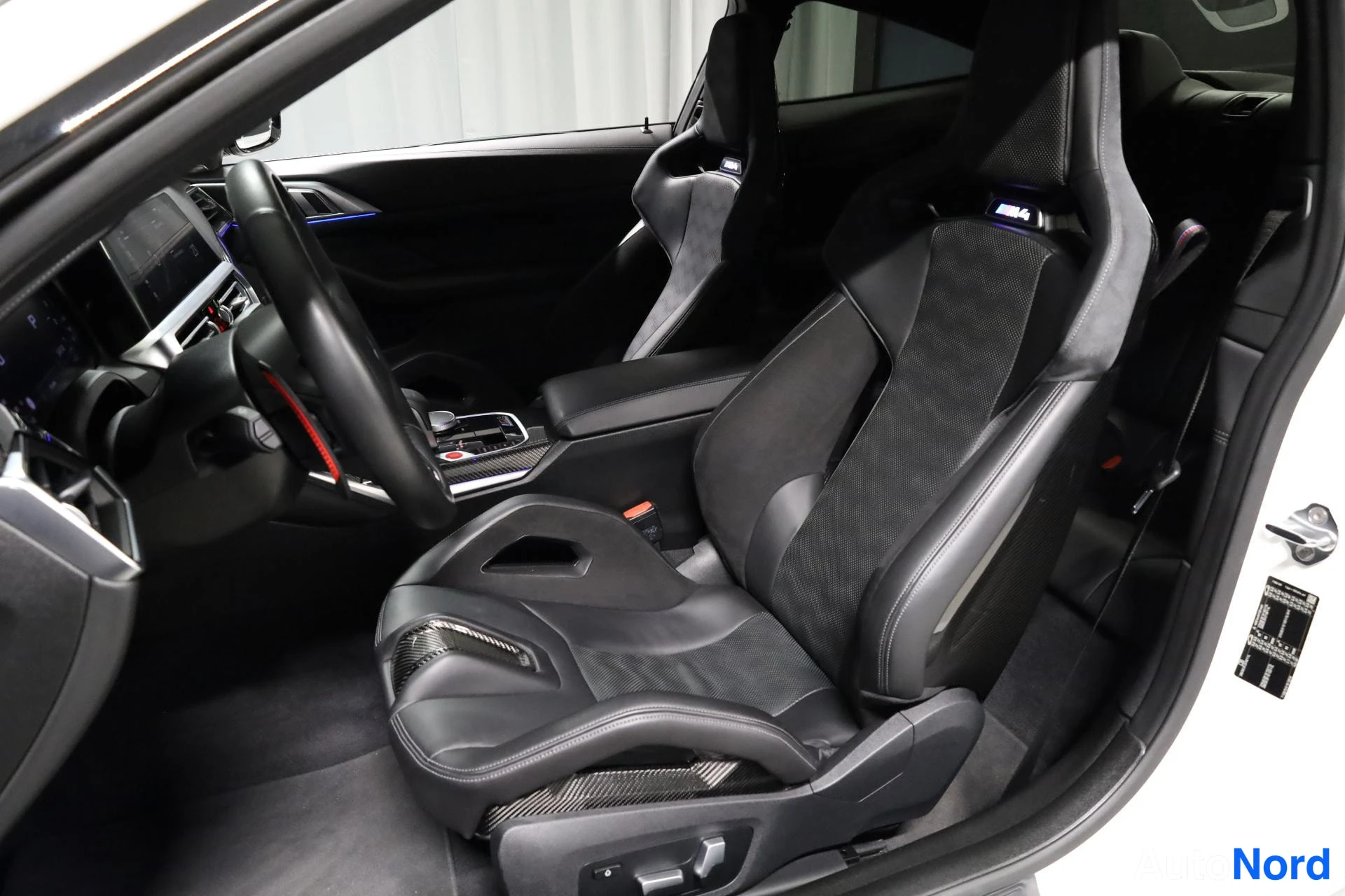 Valkoinen BMW M4 2021, etuistuimet, kuva 16