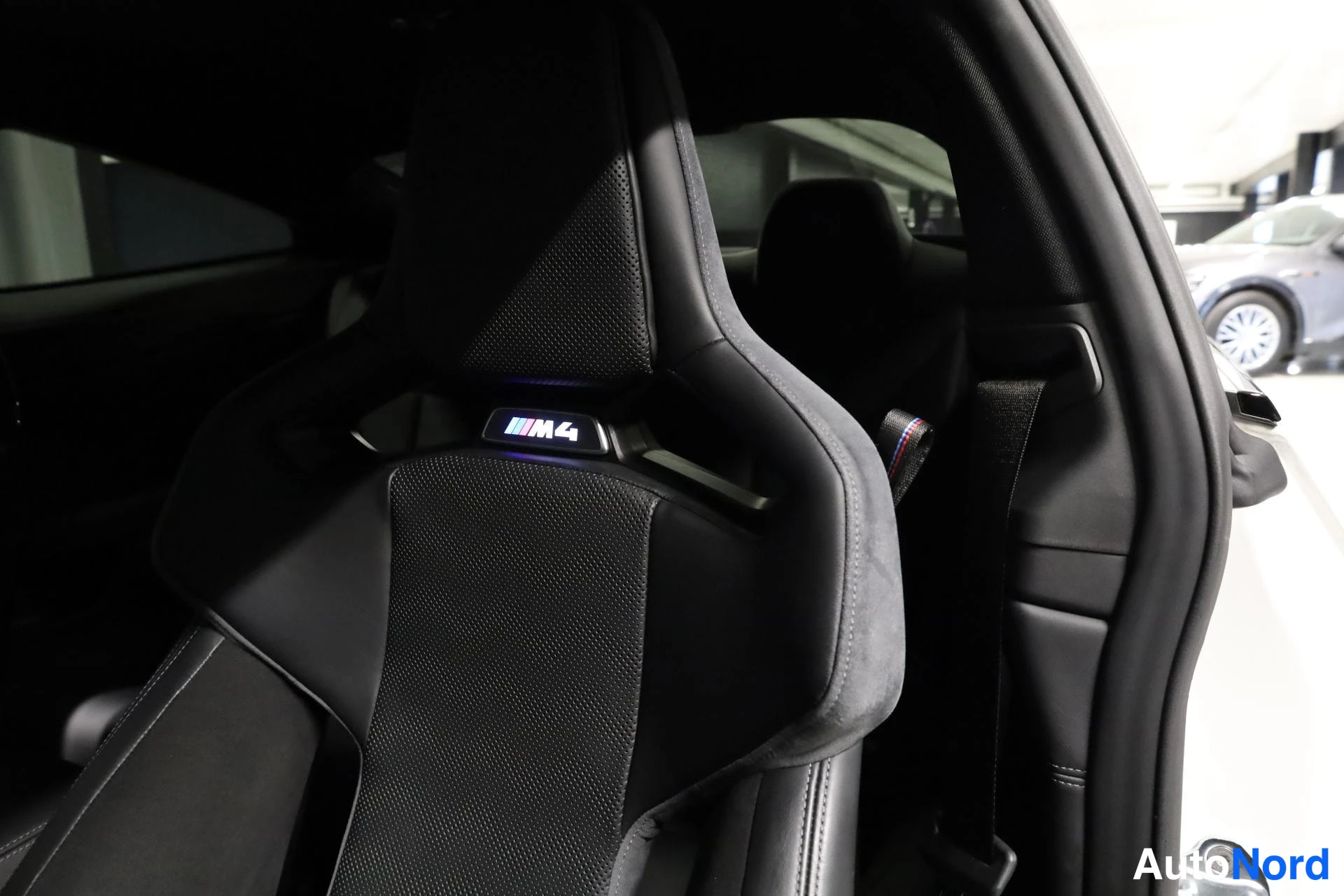 Valkoinen BMW M4 2021, etuistuimet, kuva 17