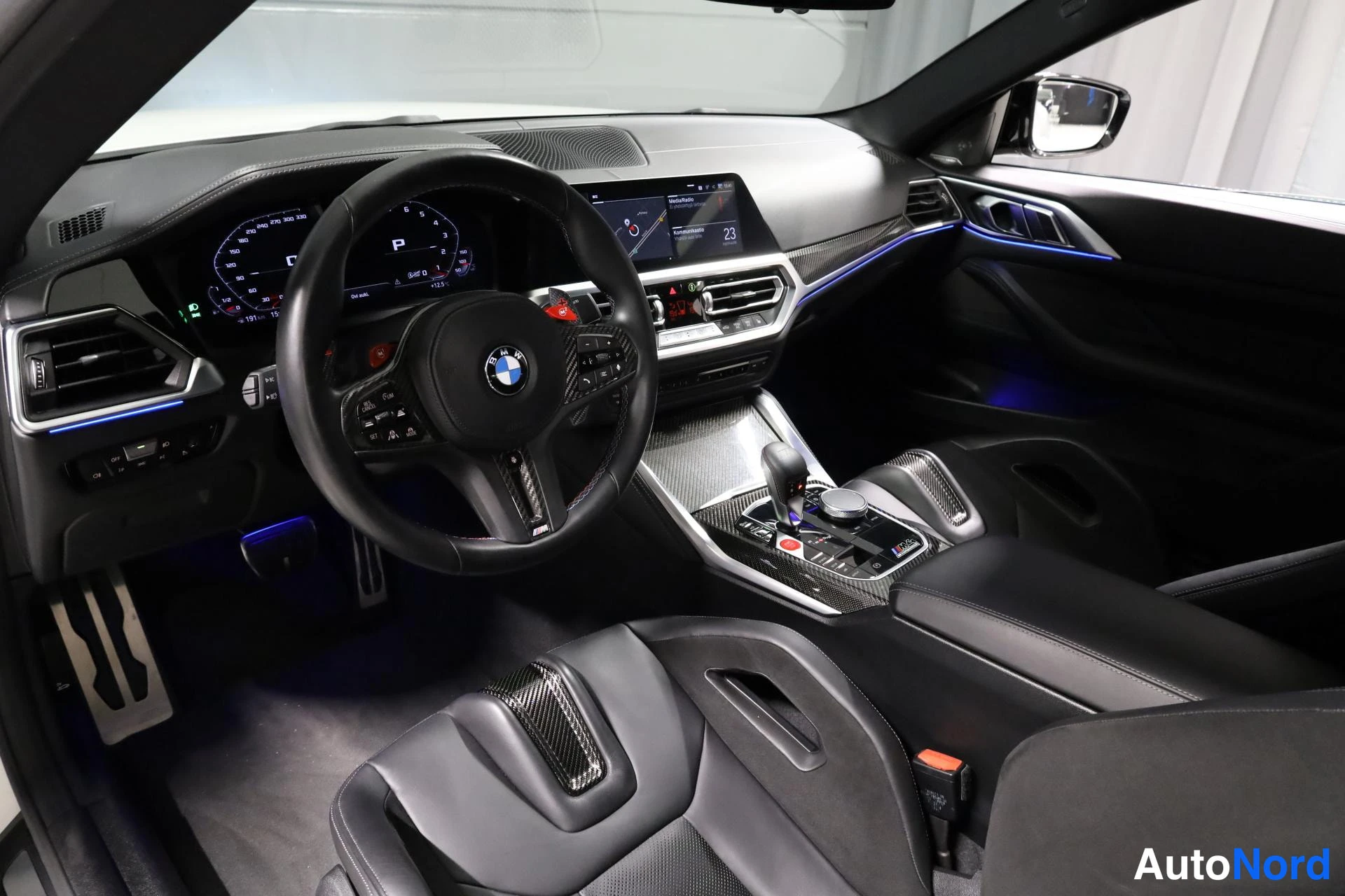 Valkoinen BMW M4 2021, ohjaamo, kuva 12