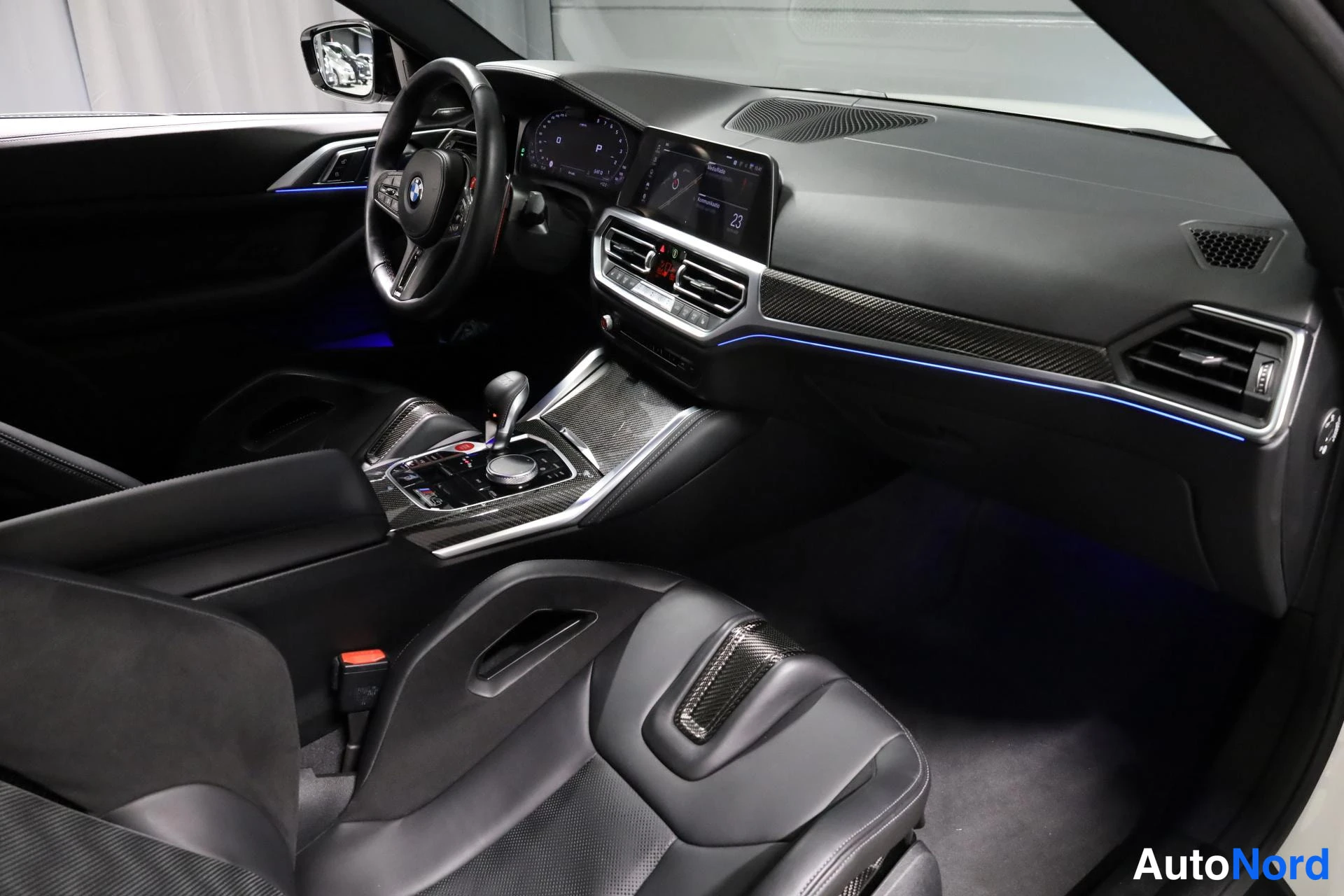 Valkoinen BMW M4 2021, ohjaamo, kuva 14