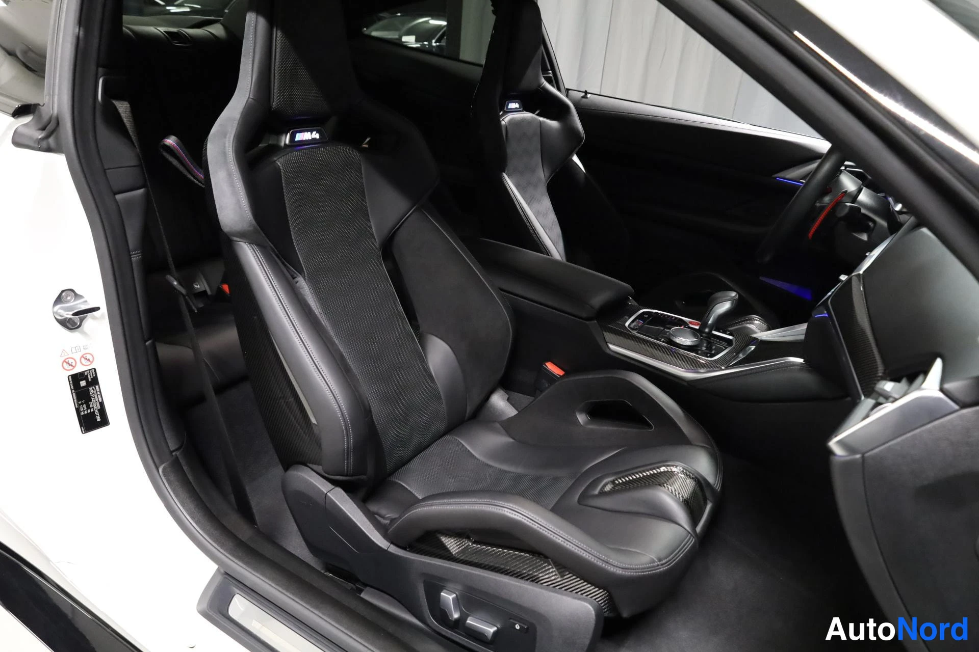 Valkoinen BMW M4 2021, etuistuimet, kuva 18