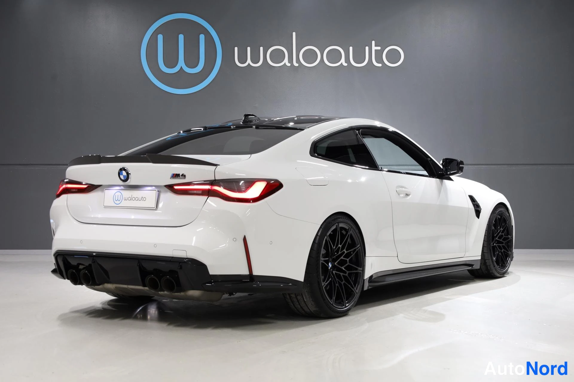 Valkoinen BMW M4 2021, takaviisto, kuva 9