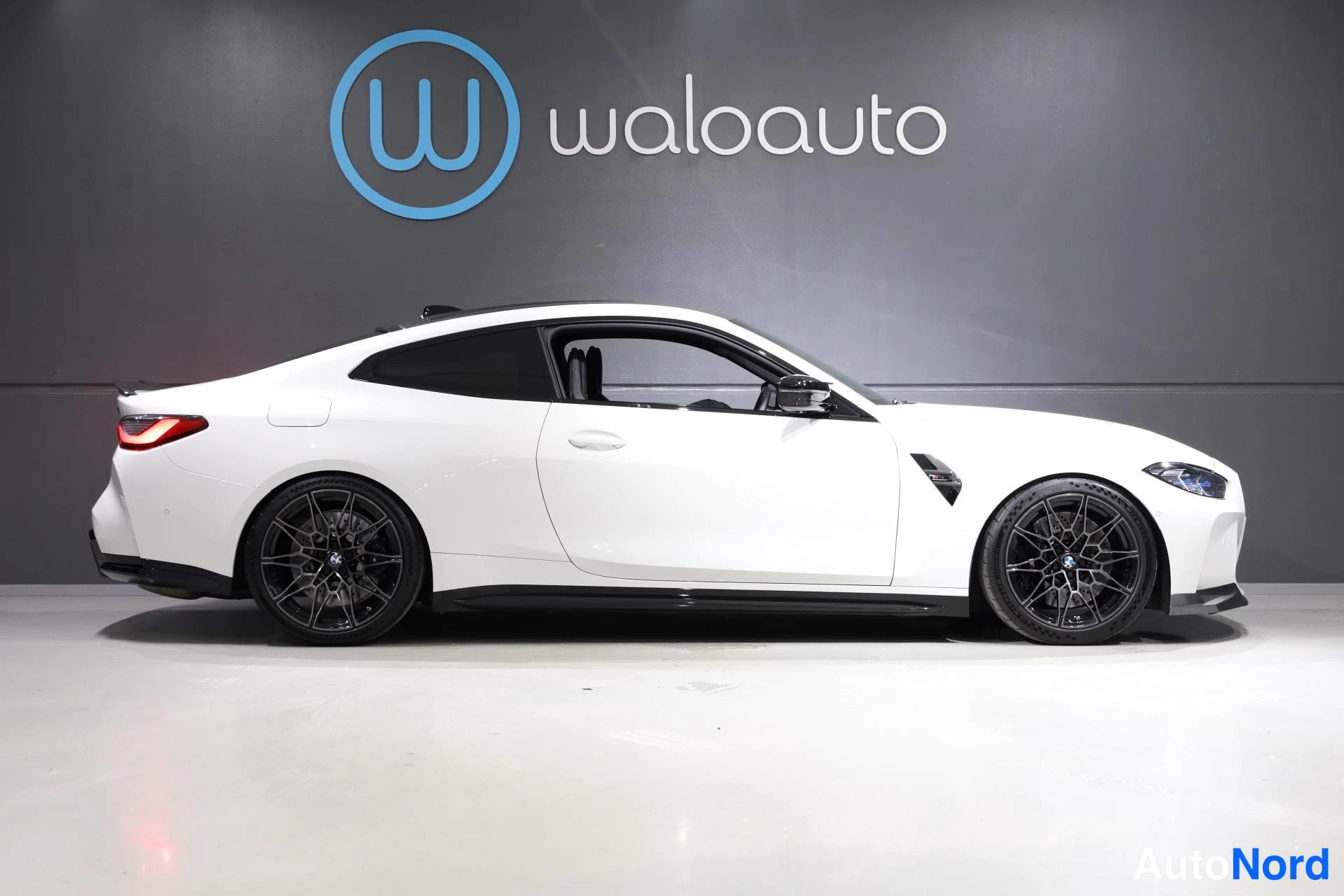 Valkoinen BMW M4 2021, sivulta, kuva 7