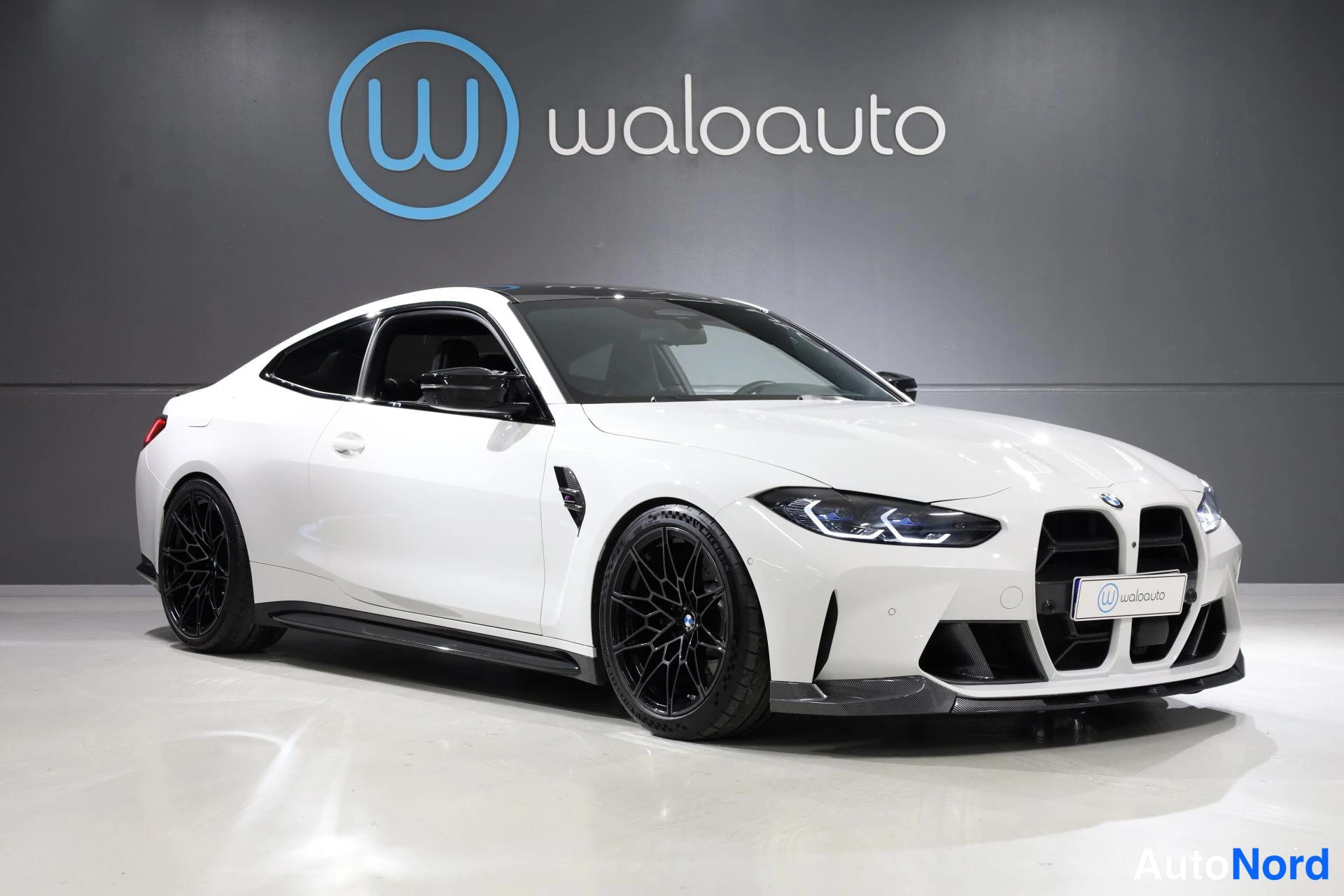 Valkoinen BMW M4 2021, etuviisto, keula oikealle, kuva 3