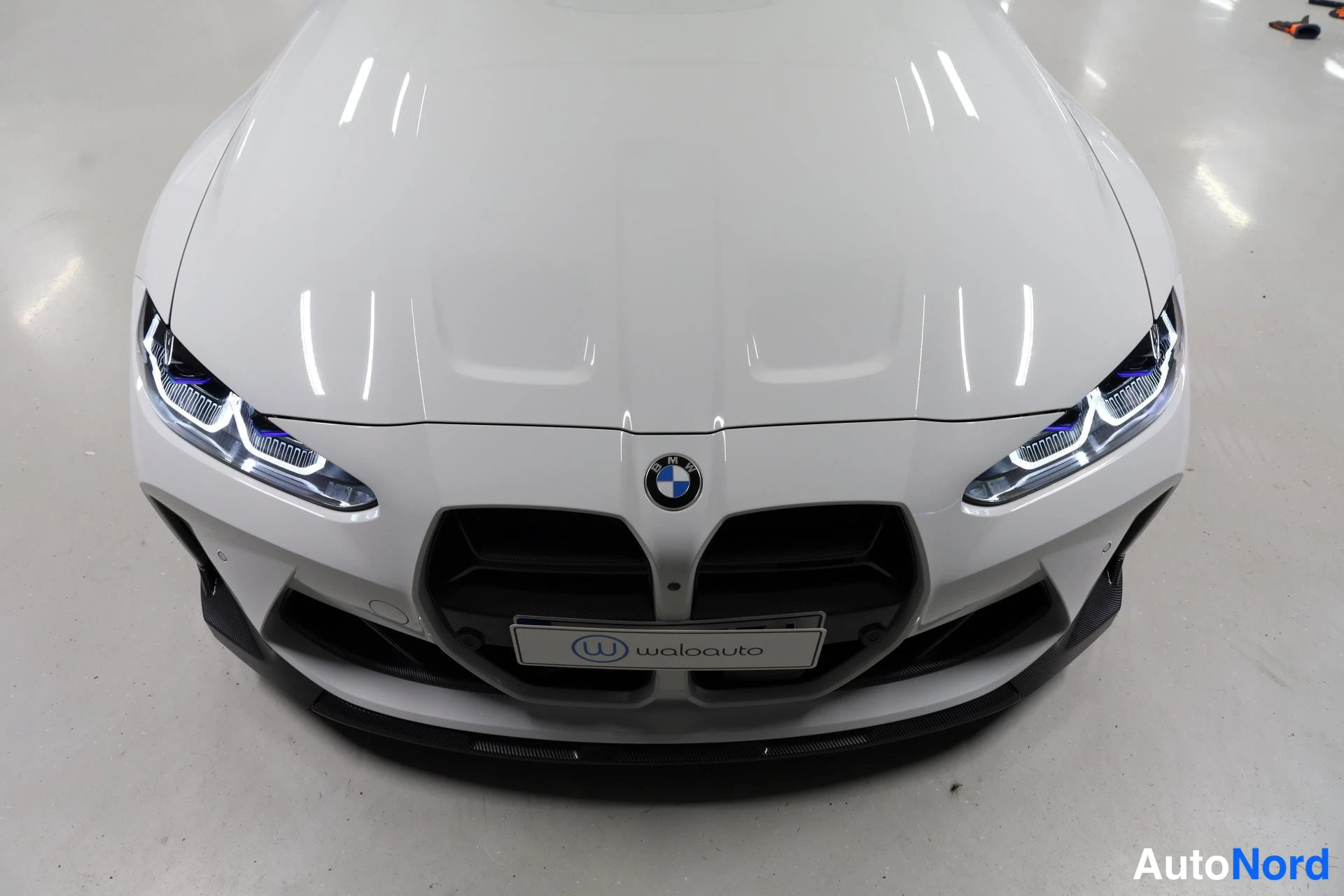 Valkoinen BMW M4 2021, edestä, kuva 5