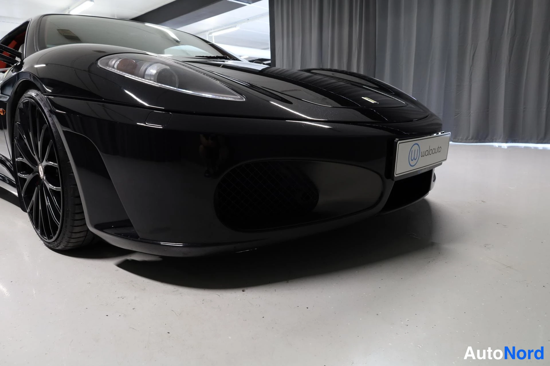 Musta Ferrari F430 2008, etuviisto, keula oikealle, kuva 2