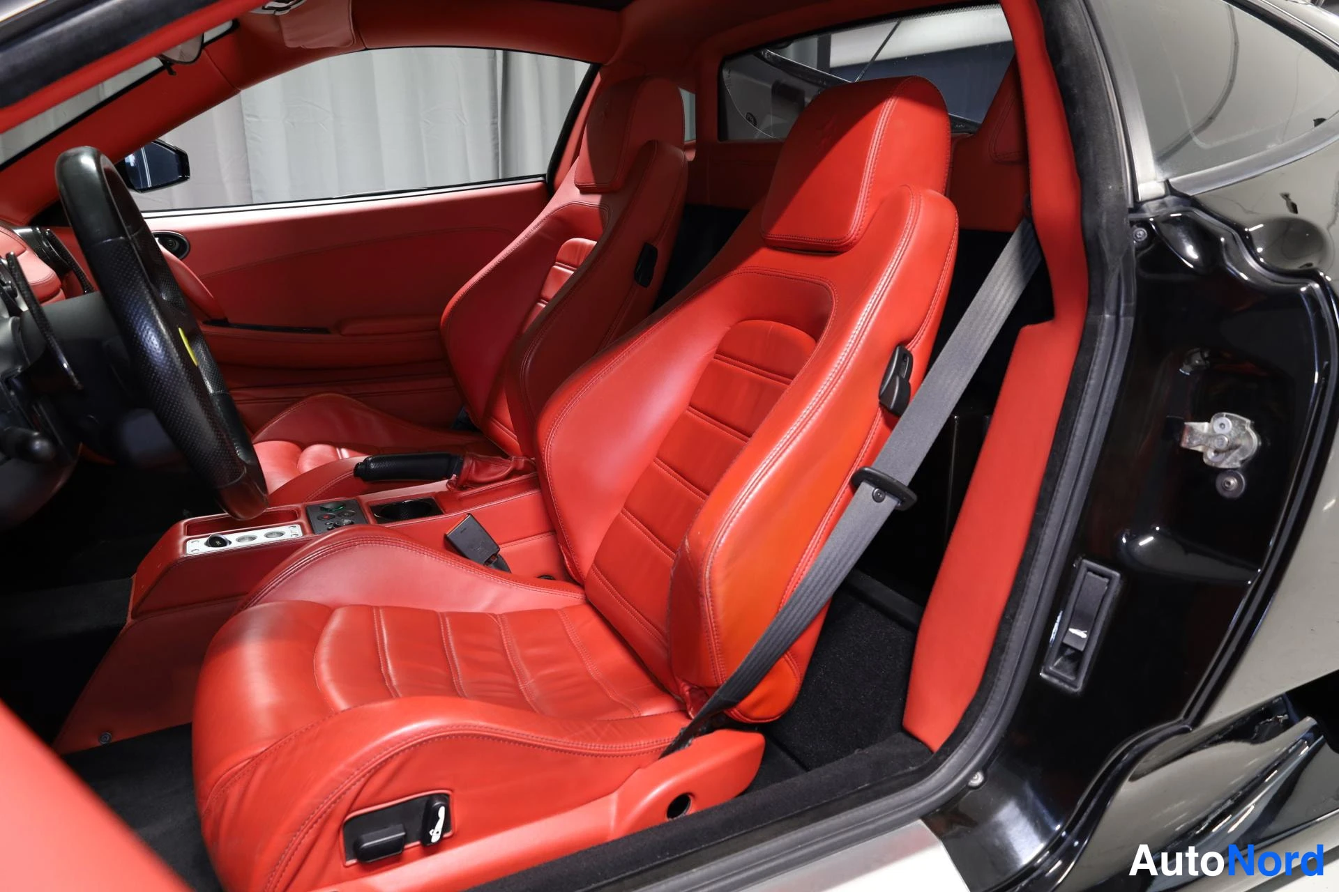 Musta Ferrari F430 2008, etuistuimet, kuva 13