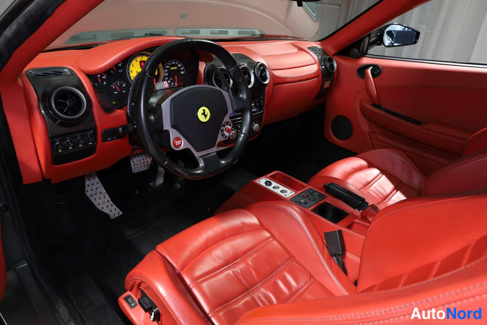Musta Ferrari F430 2008, ohjaamo, kuva 11