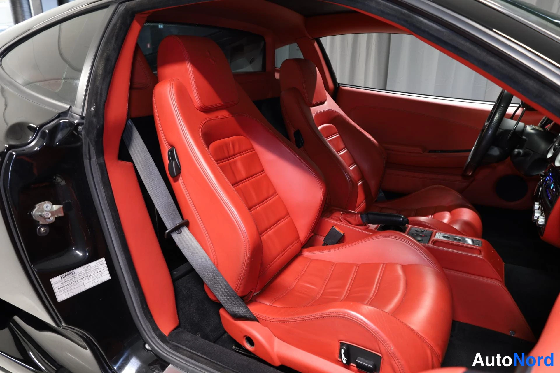 Musta Ferrari F430 2008, etuistuimet, kuva 14