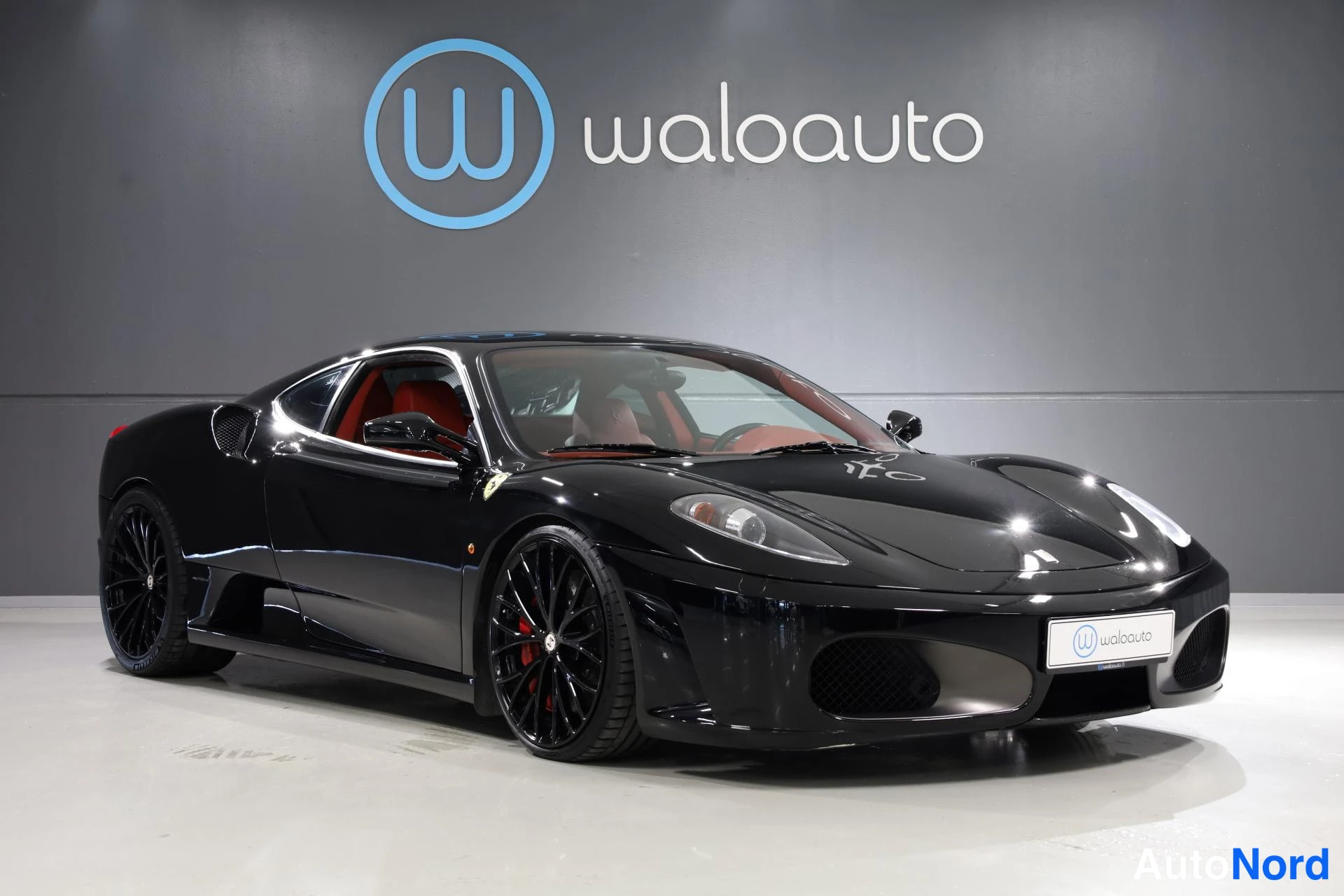 Musta Ferrari F430 2008, etuviisto, keula oikealle, kuva 4