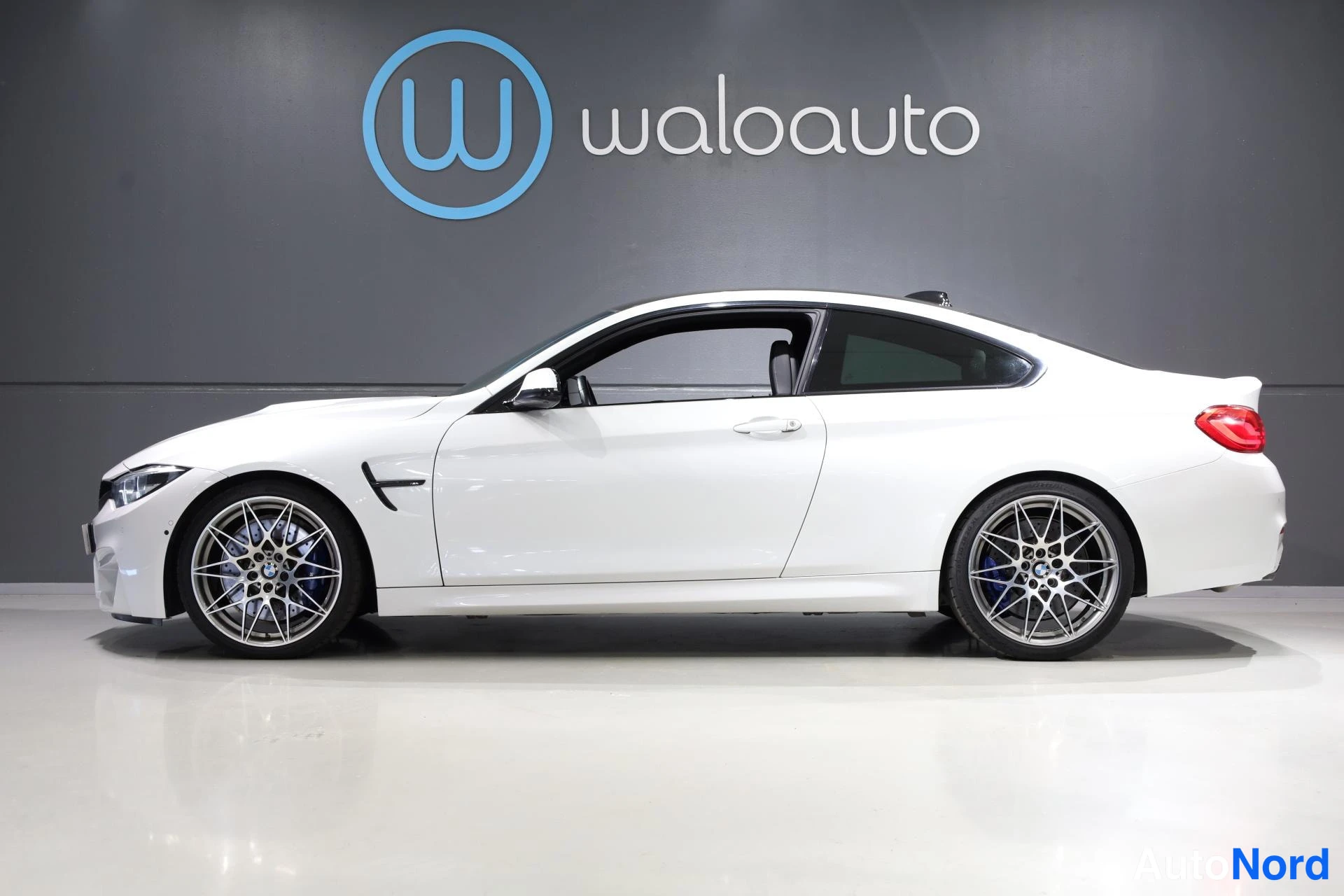 Valkoinen BMW M4 2019, etuviisto, keula vasemmalle, kuva 3