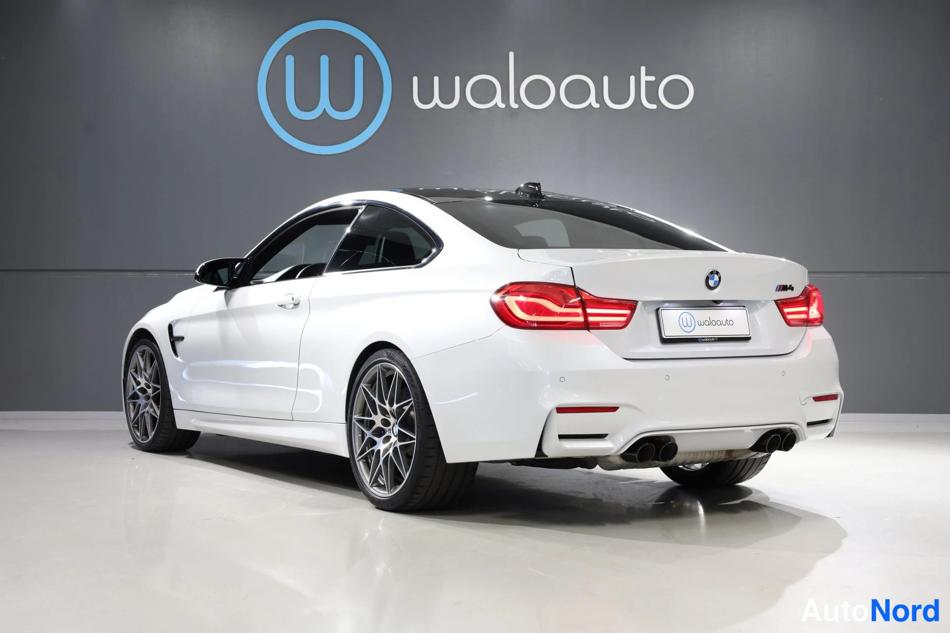 Valkoinen BMW M4 2019, takaviisto, kuva 6