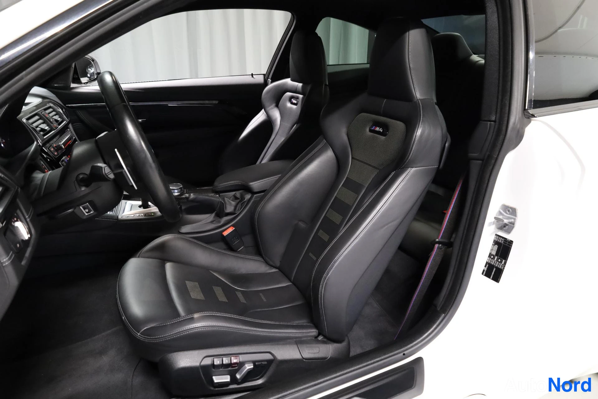Valkoinen BMW M4 2019, etuistuimet, kuva 17