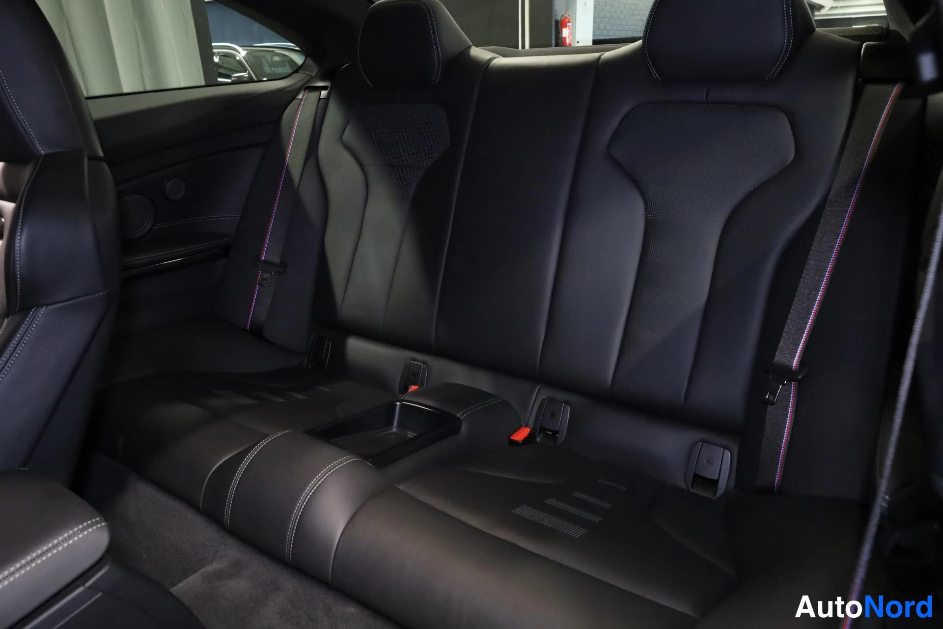 Valkoinen BMW M4 2019, takaistuimet, kuva 19