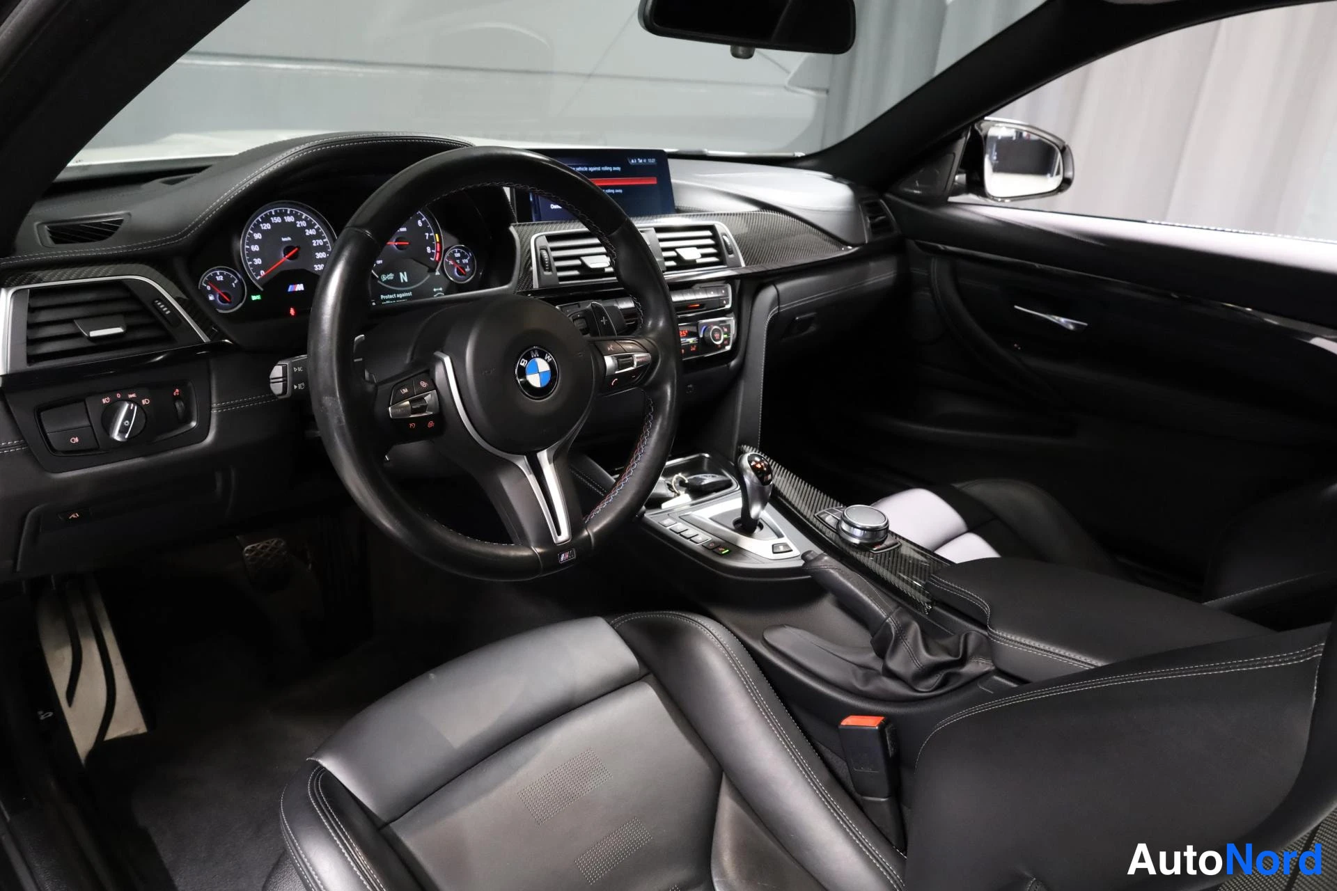 Valkoinen BMW M4 2019, ohjaamo, kuva 10