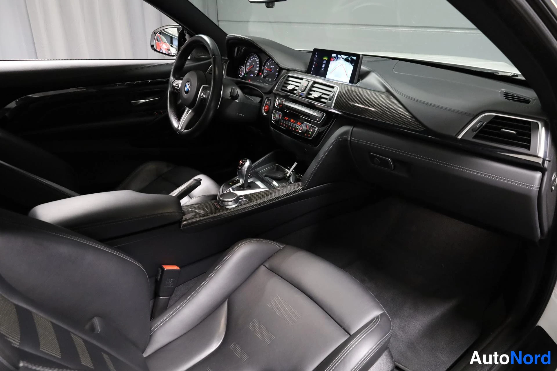 Valkoinen BMW M4 2019, ohjaamo, kuva 12