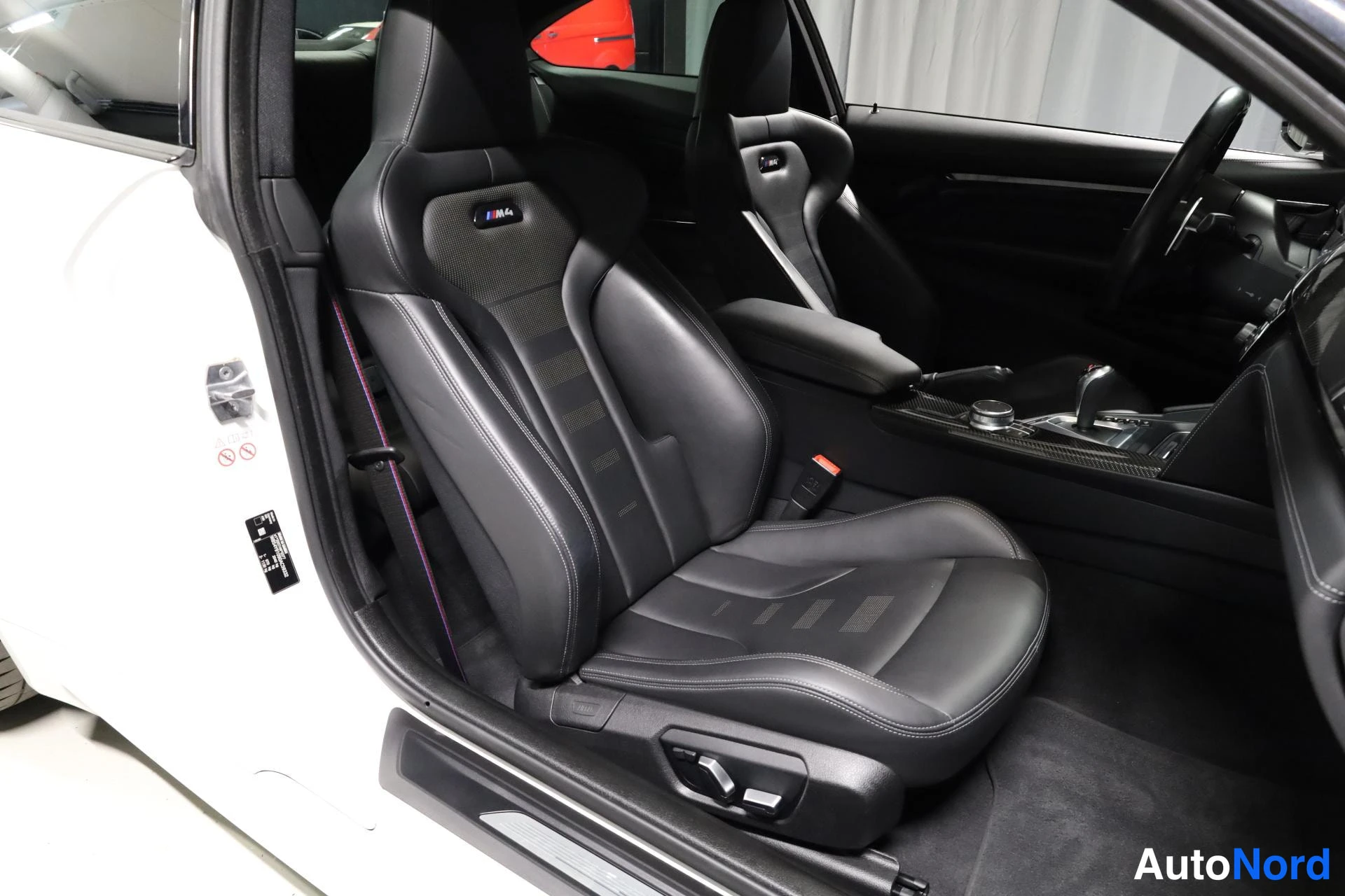 Valkoinen BMW M4 2019, etuistuimet, kuva 18