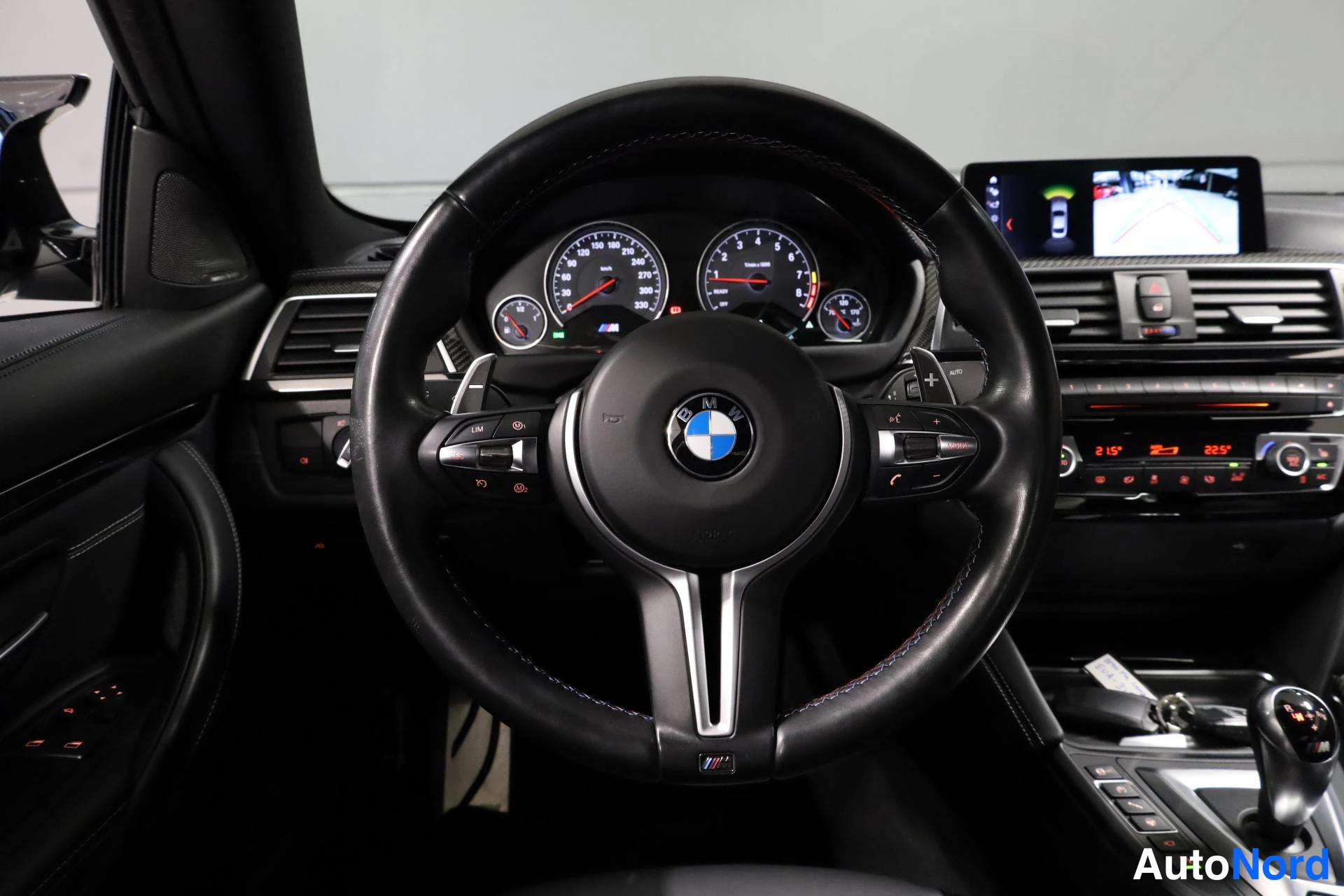 Valkoinen BMW M4 2019, ohjaamo, kuva 13