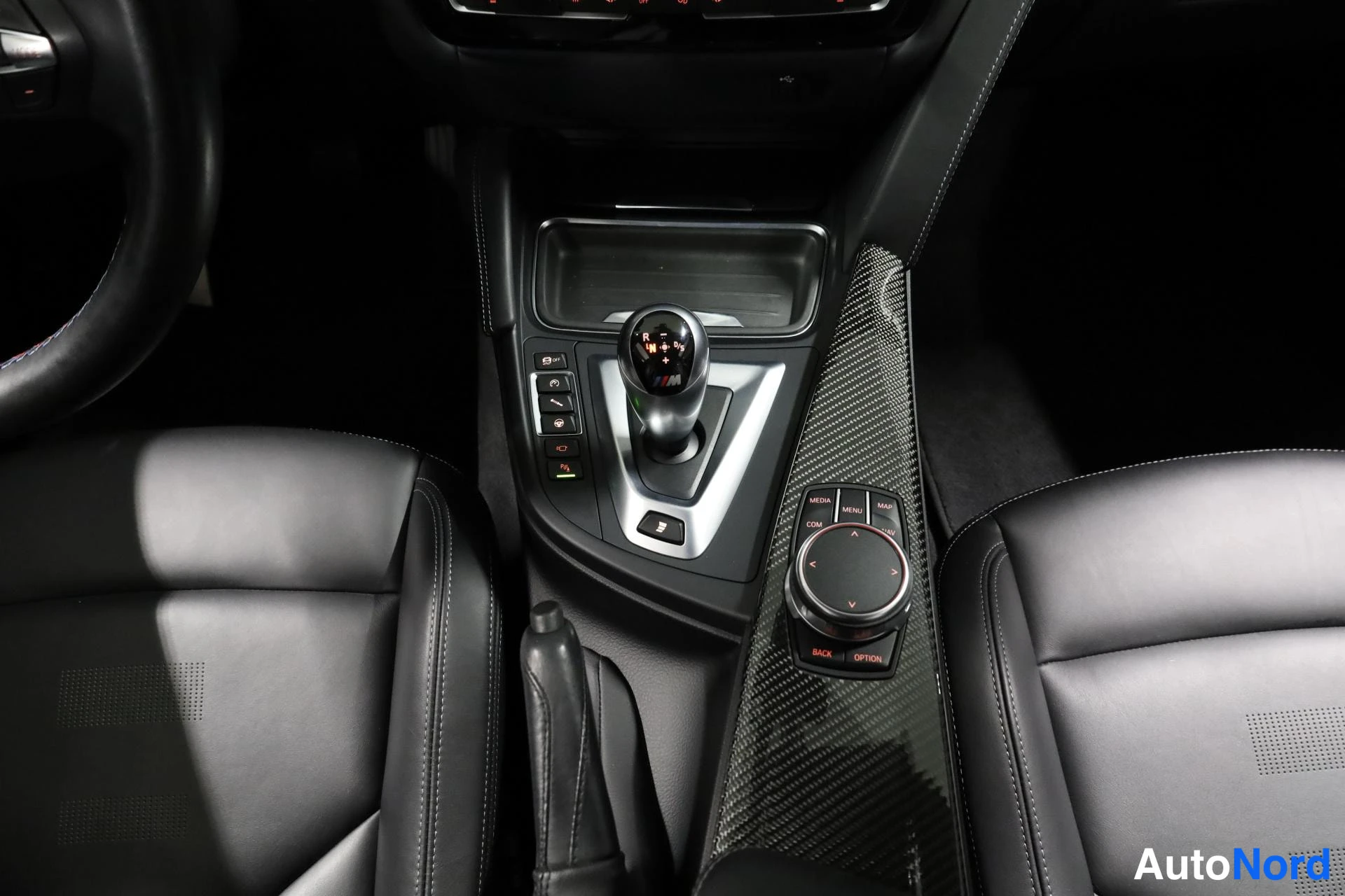 Valkoinen BMW M4 2019, ohjaamo, kuva 16