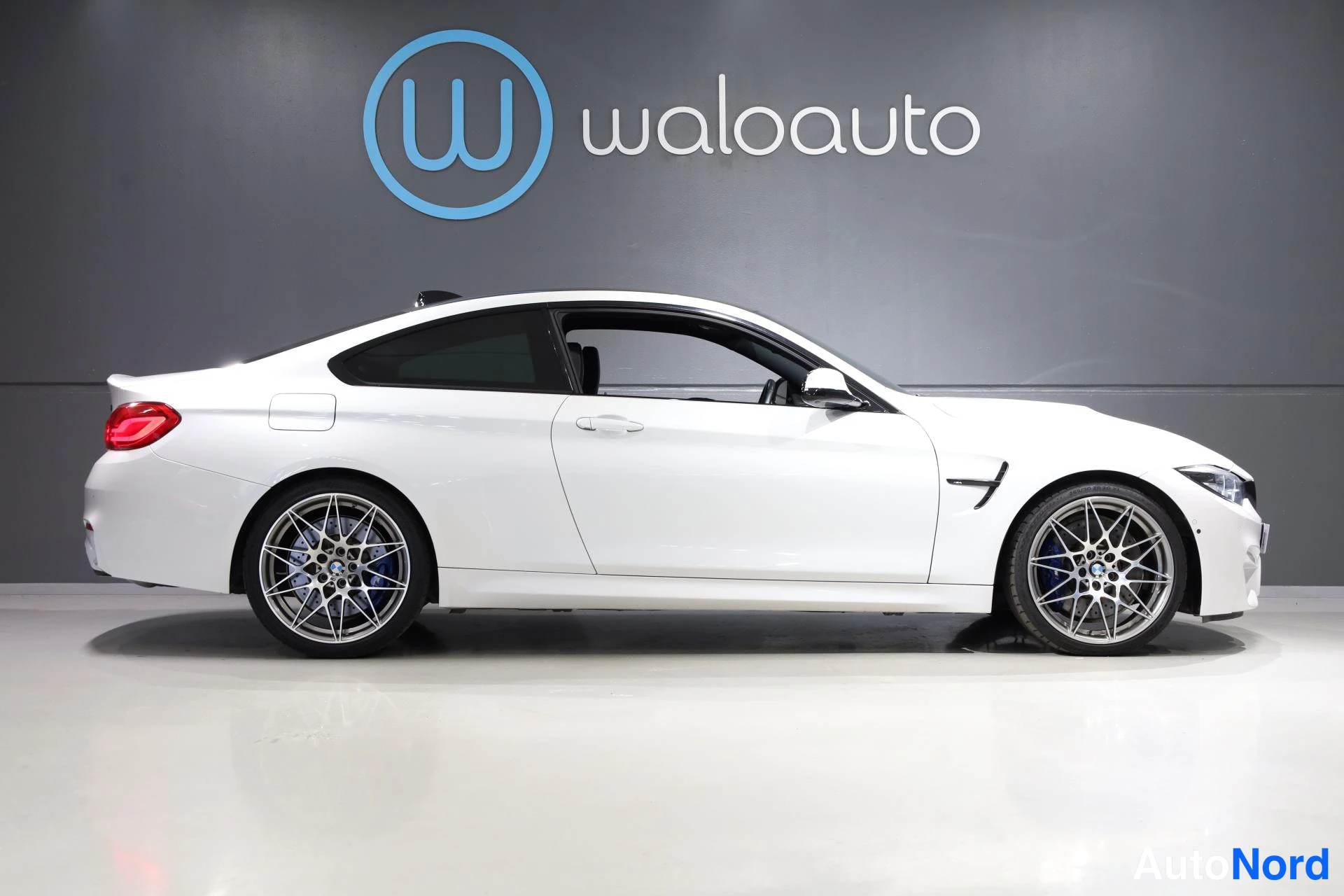 Valkoinen BMW M4 2019, etuviisto, keula oikealle, kuva 4