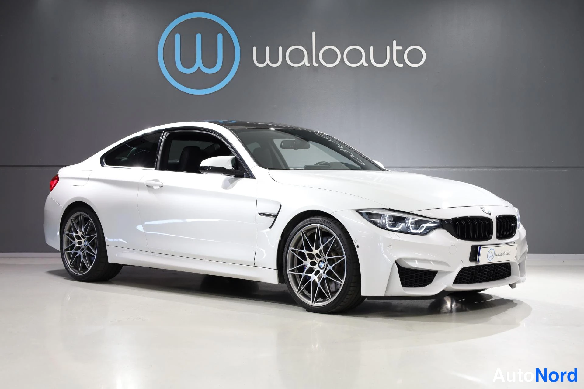 Valkoinen BMW M4 2019, etuviisto, keula oikealle, kuva 2