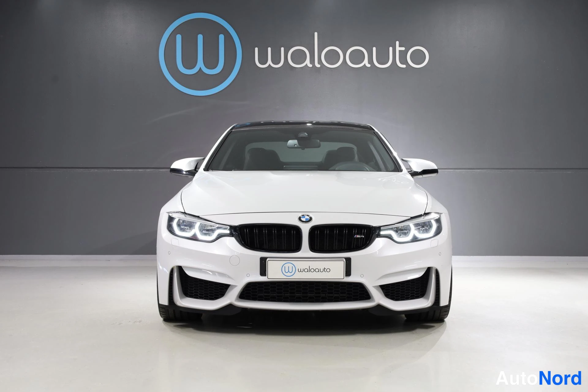 Valkoinen BMW M4 2019, edestä, kuva 5