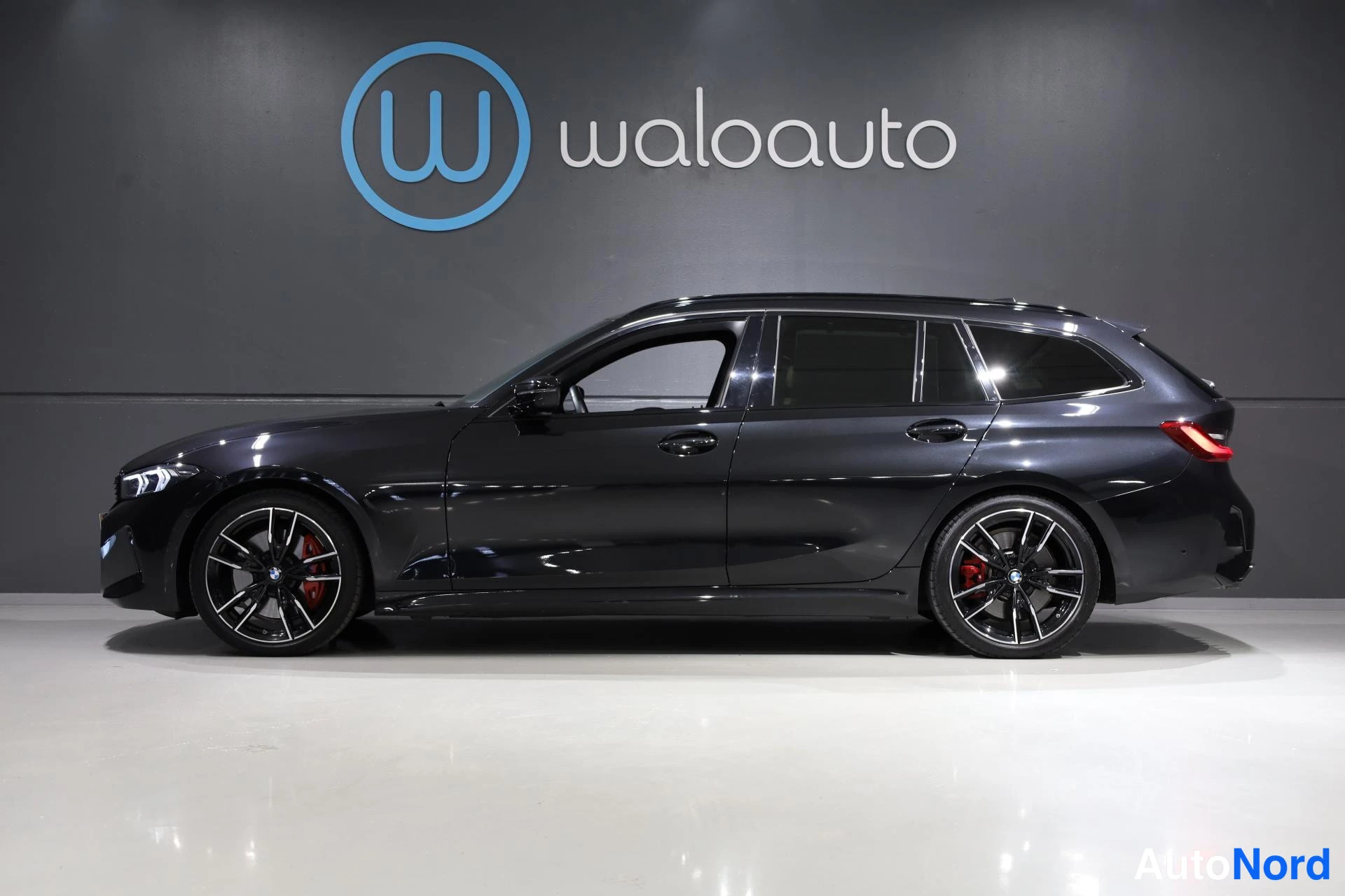 Musta BMW M340i xDrive 2023, etuviisto, keula vasemmalle, kuva 2