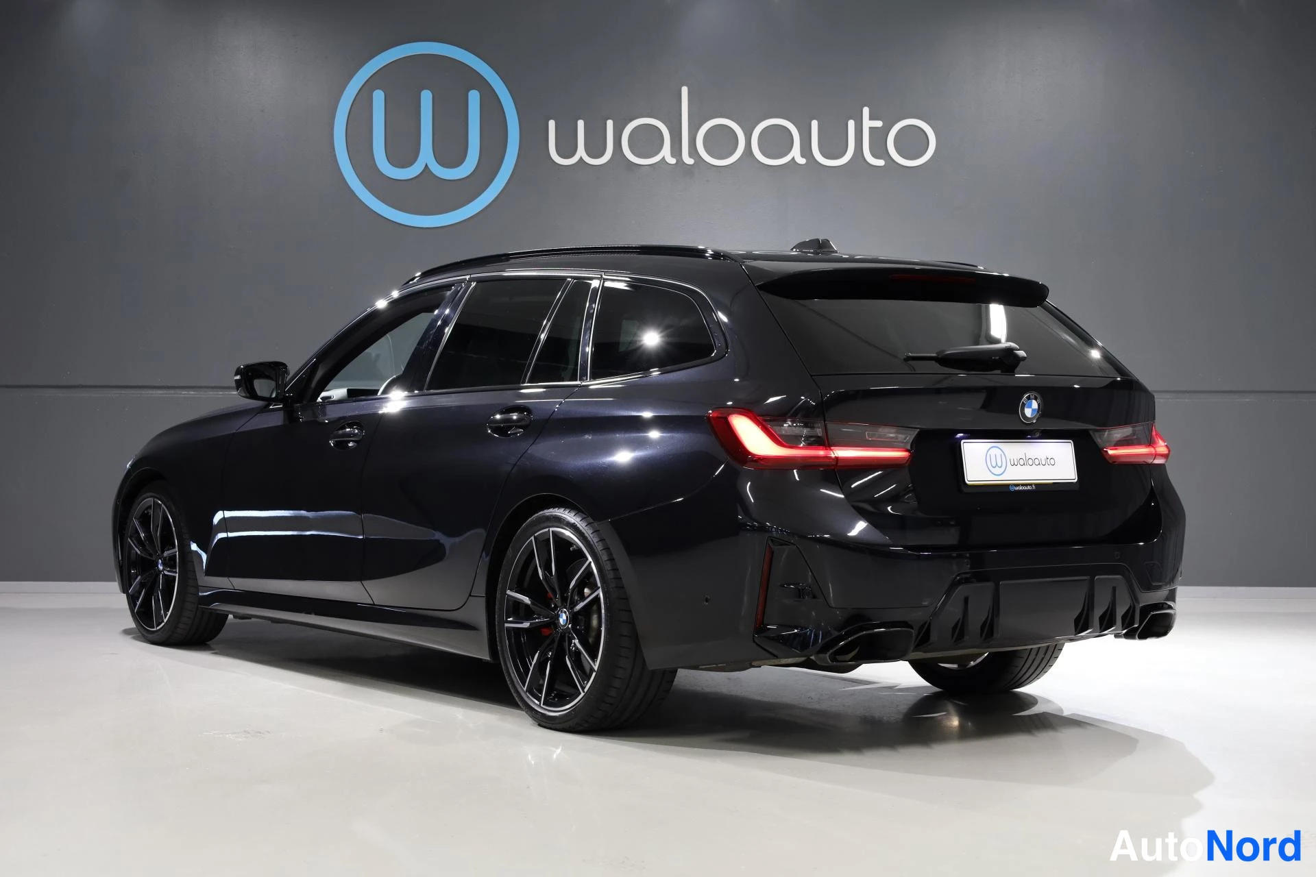 Musta BMW M340i xDrive 2023, takaviisto, kuva 7