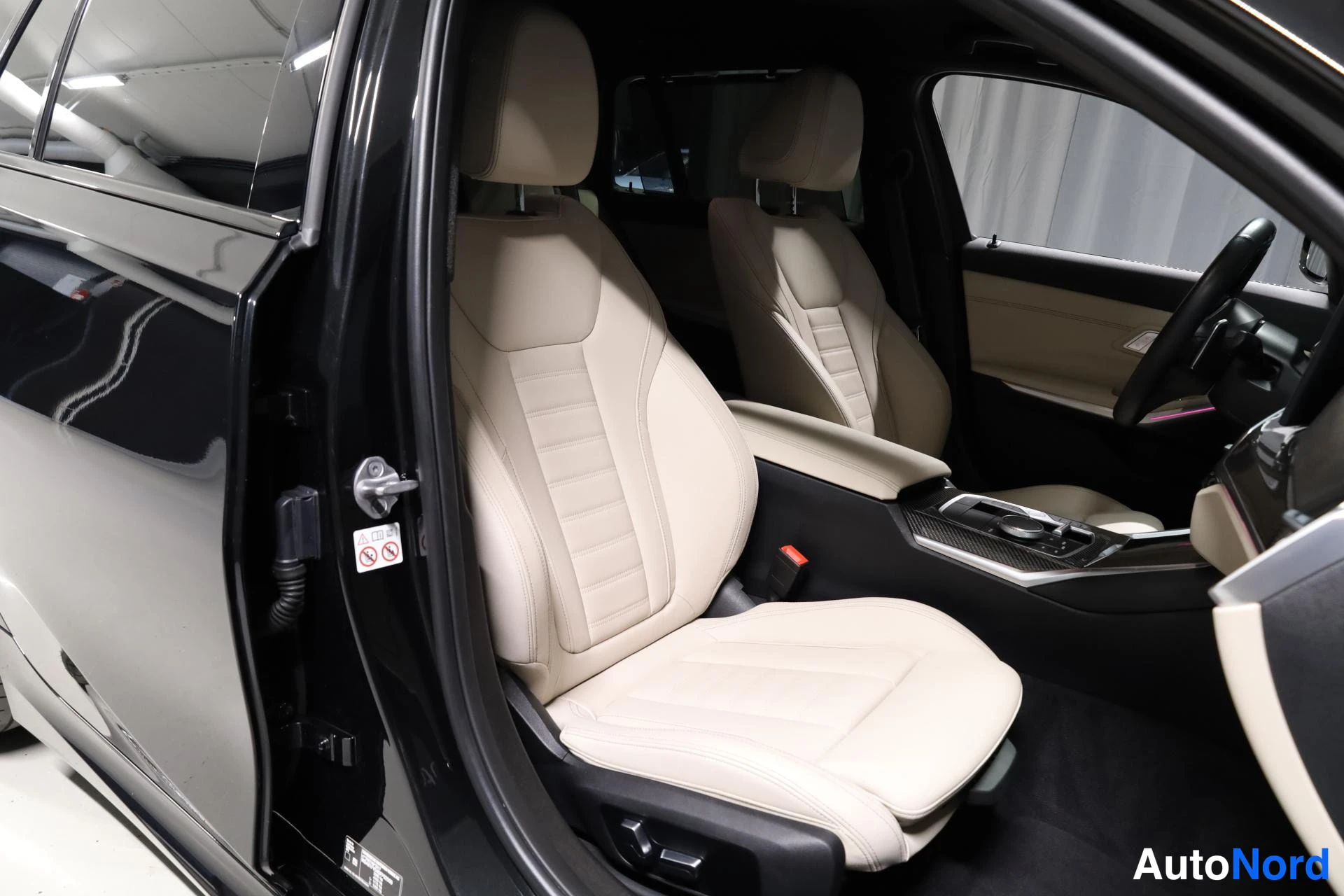 Musta BMW M340i xDrive 2023, etuistuimet, kuva 13